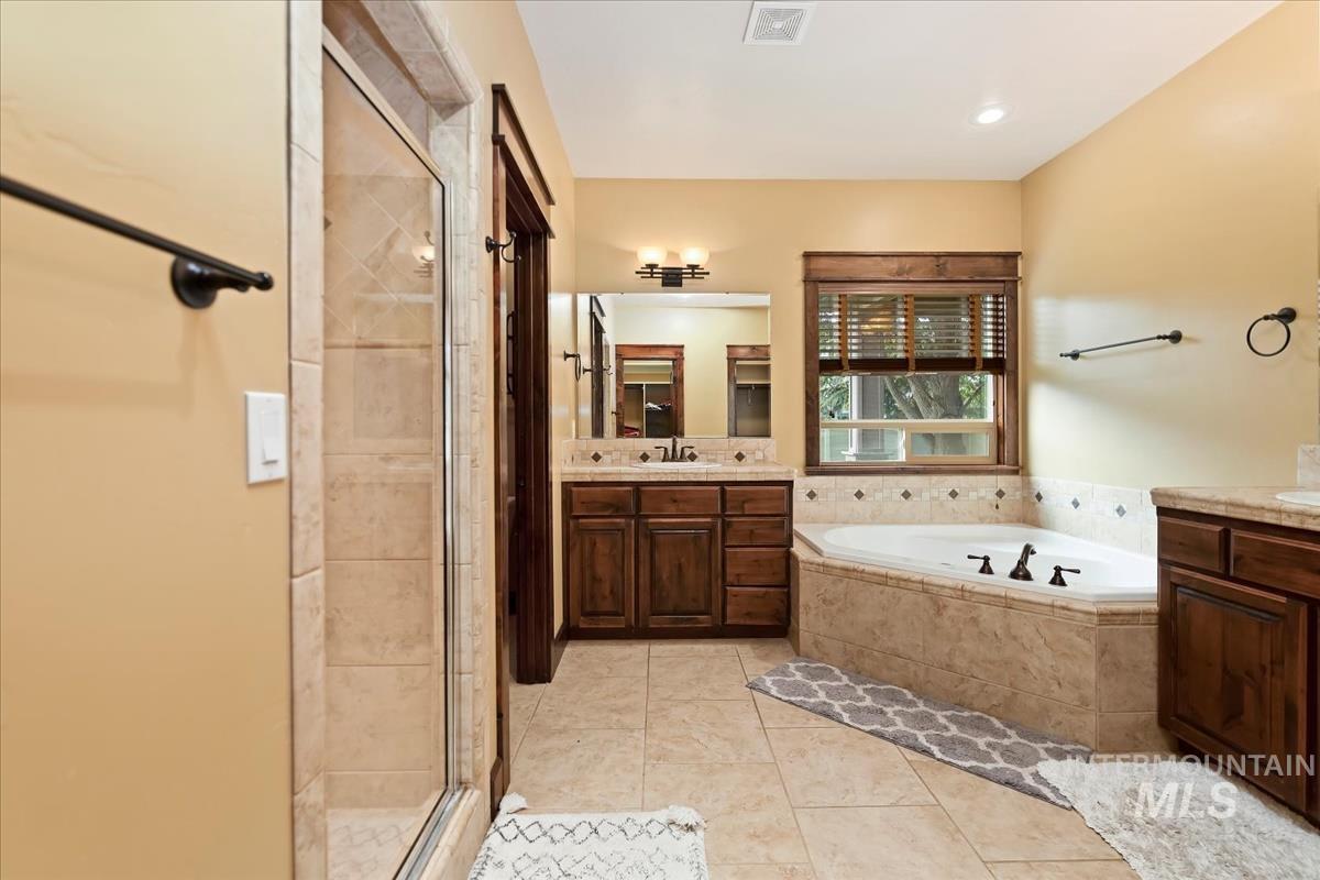 2543 W Divide Creek, Meridian, Idaho 83646, 5 Bedrooms, 3.5 Bathrooms, Residential For Sale, Price $739,900,MLS 98964419