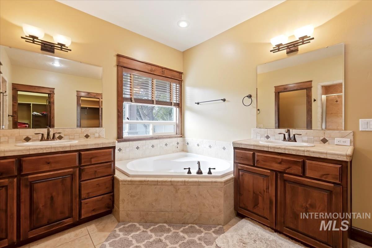 2543 W Divide Creek, Meridian, Idaho 83646, 5 Bedrooms, 3.5 Bathrooms, Residential For Sale, Price $739,900,MLS 98964419