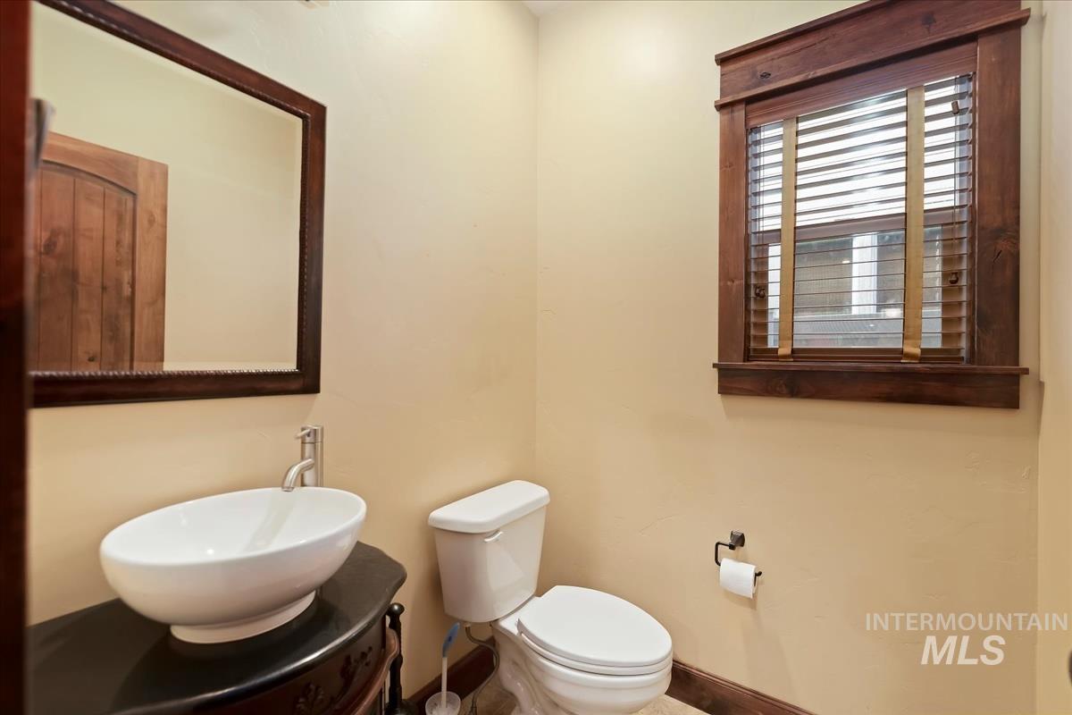 2543 W Divide Creek, Meridian, Idaho 83646, 5 Bedrooms, 3.5 Bathrooms, Residential For Sale, Price $739,900,MLS 98964419