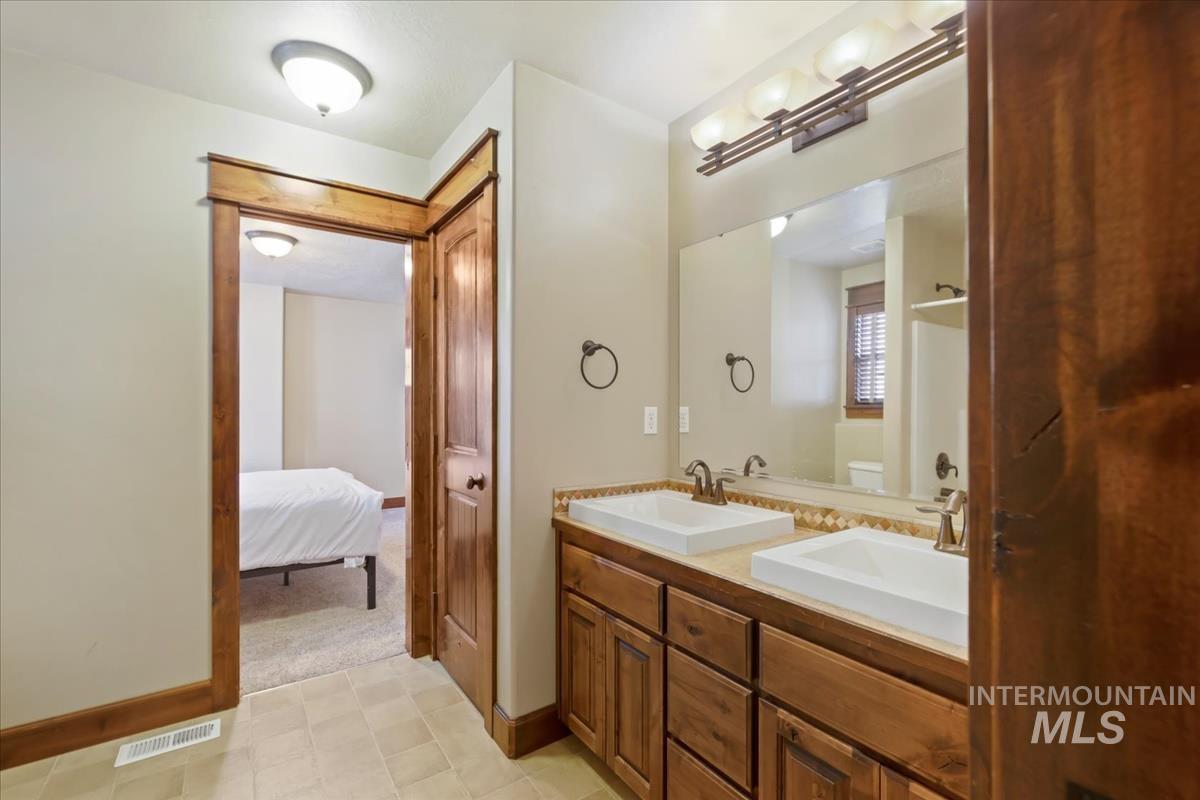 2543 W Divide Creek, Meridian, Idaho 83646, 5 Bedrooms, 3.5 Bathrooms, Residential For Sale, Price $739,900,MLS 98964419