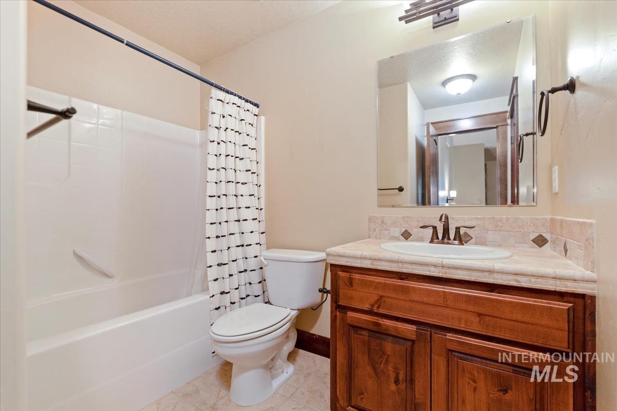 2543 W Divide Creek, Meridian, Idaho 83646, 5 Bedrooms, 3.5 Bathrooms, Residential For Sale, Price $739,900,MLS 98964419