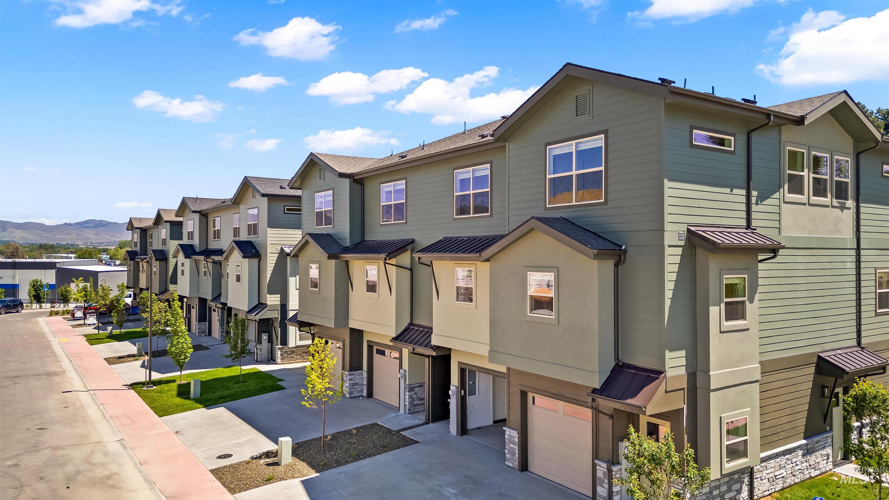 7433 W Swain lane, Garden City, Idaho 83714, 2 Bedrooms, 2 Bathrooms, Residential For Sale, Price $399,000,MLS 98964470