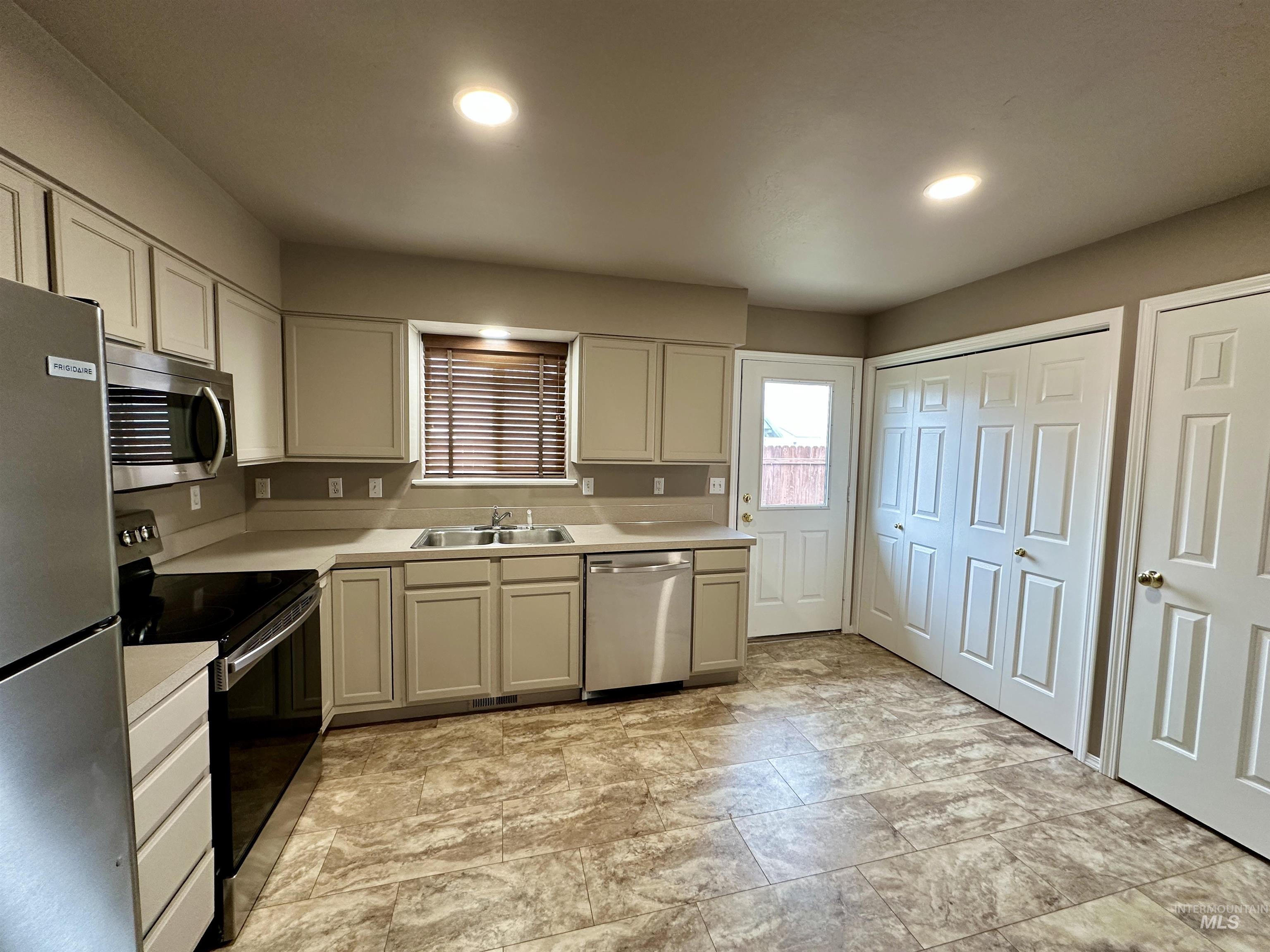 1020/1040 N 2nd St, Payette, Idaho 83661, 2 Bedrooms, 1 Bathroom, Residential Income For Sale, Price $399,000,MLS 98964472