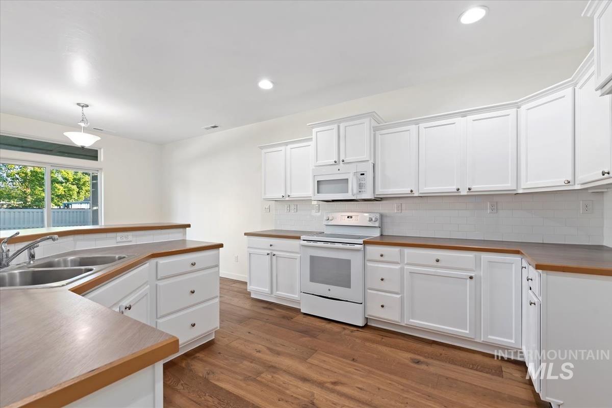 2308 E ELM GROVE DR, Nampa, Idaho 83686, 3 Bedrooms, 2 Bathrooms, Residential For Sale, Price $394,900,MLS 98964481