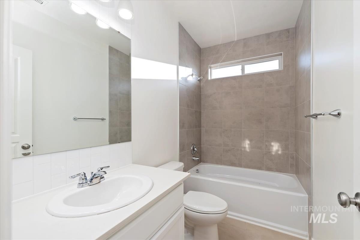 2308 E ELM GROVE DR, Nampa, Idaho 83686, 3 Bedrooms, 2 Bathrooms, Residential For Sale, Price $394,900,MLS 98964481