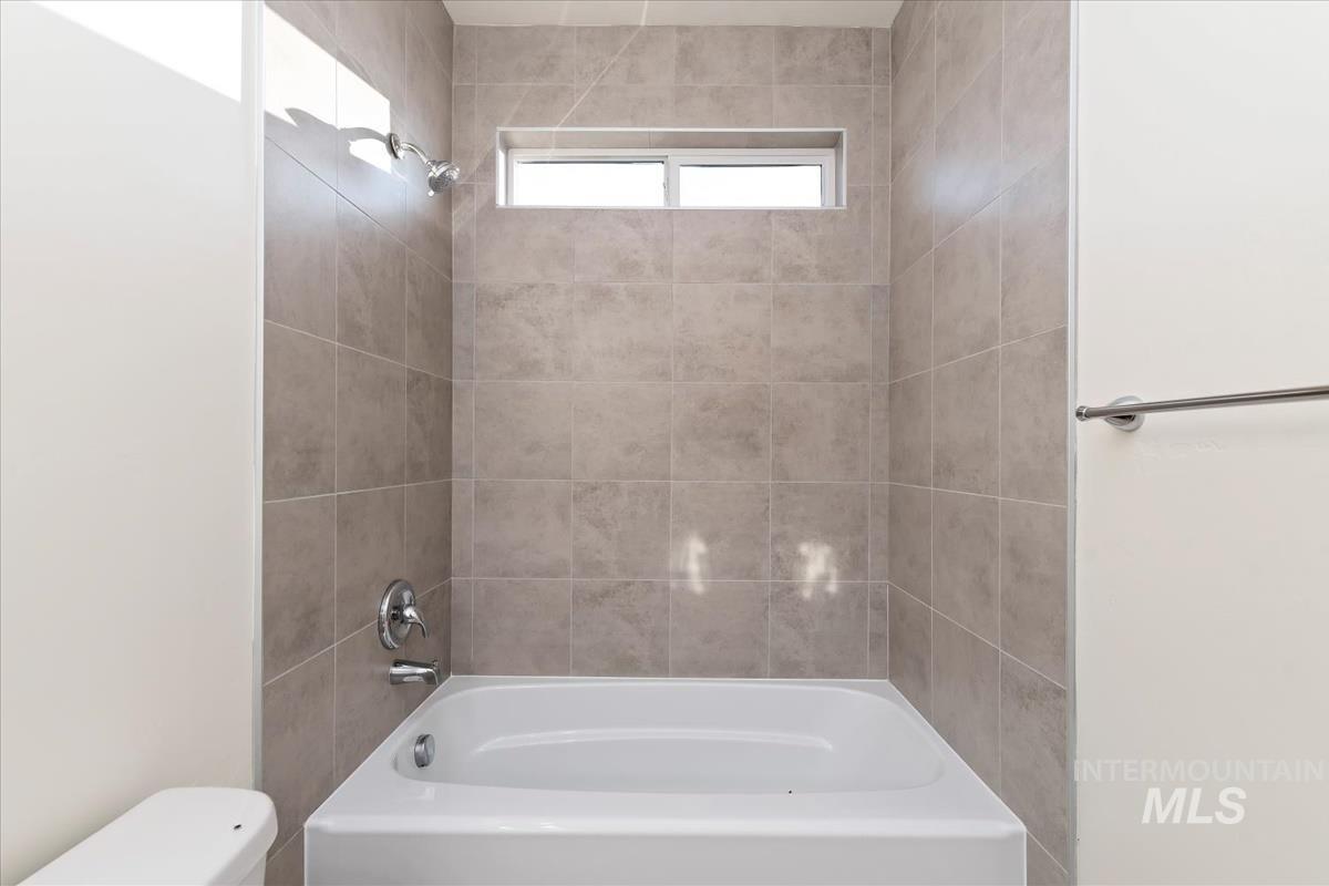 2308 E ELM GROVE DR, Nampa, Idaho 83686, 3 Bedrooms, 2 Bathrooms, Residential For Sale, Price $394,900,MLS 98964481