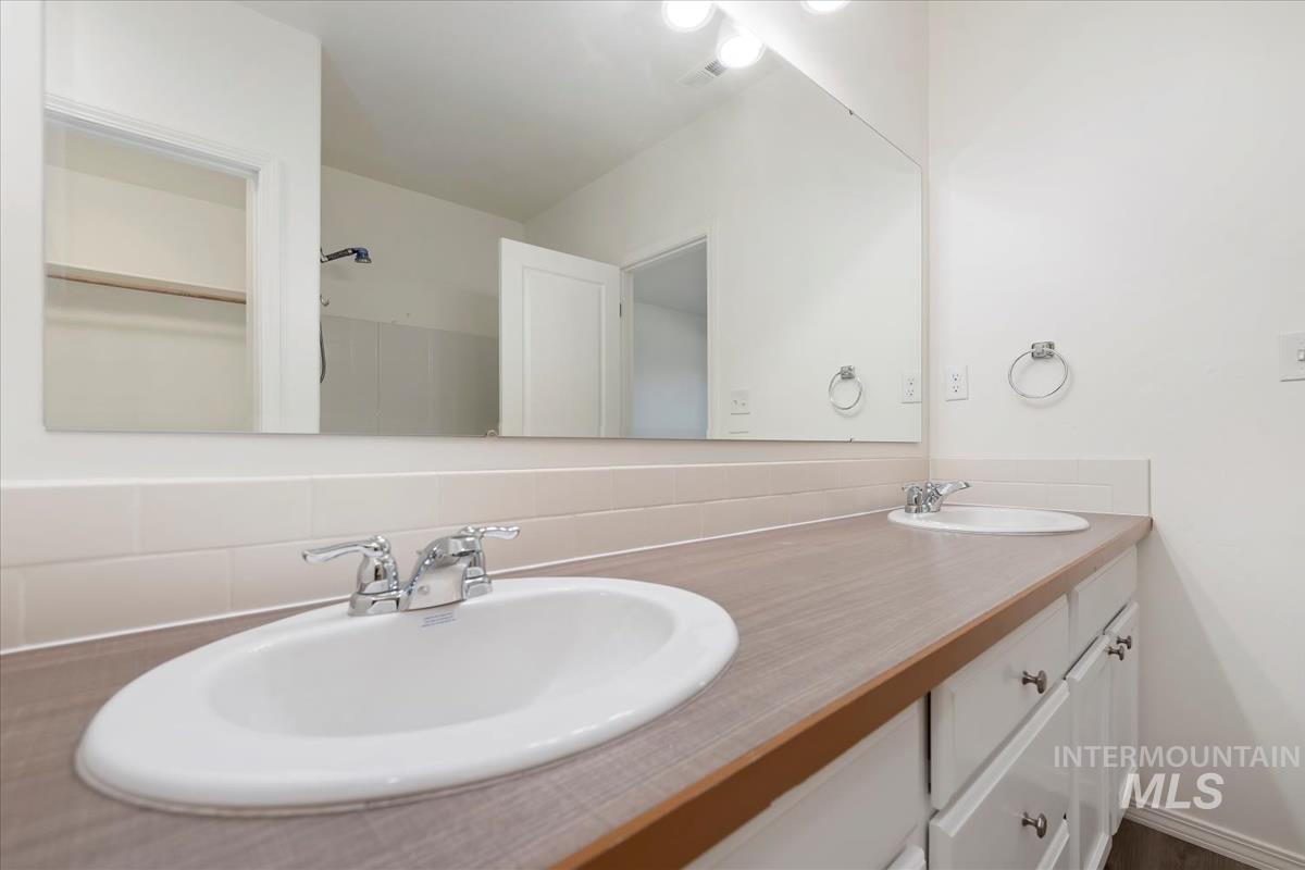 2308 E ELM GROVE DR, Nampa, Idaho 83686, 3 Bedrooms, 2 Bathrooms, Residential For Sale, Price $394,900,MLS 98964481