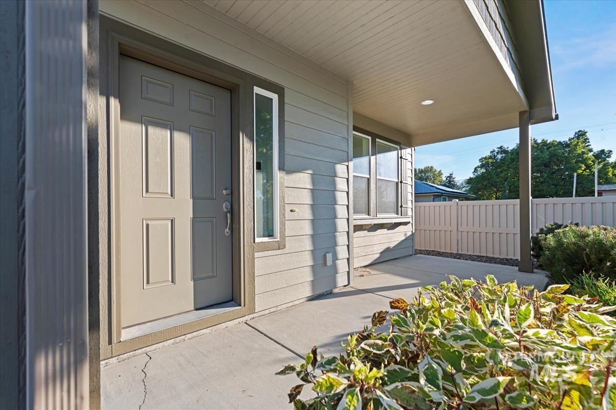 2308 E ELM GROVE DR, Nampa, Idaho 83686, 3 Bedrooms, 2 Bathrooms, Residential For Sale, Price $394,900,MLS 98964481