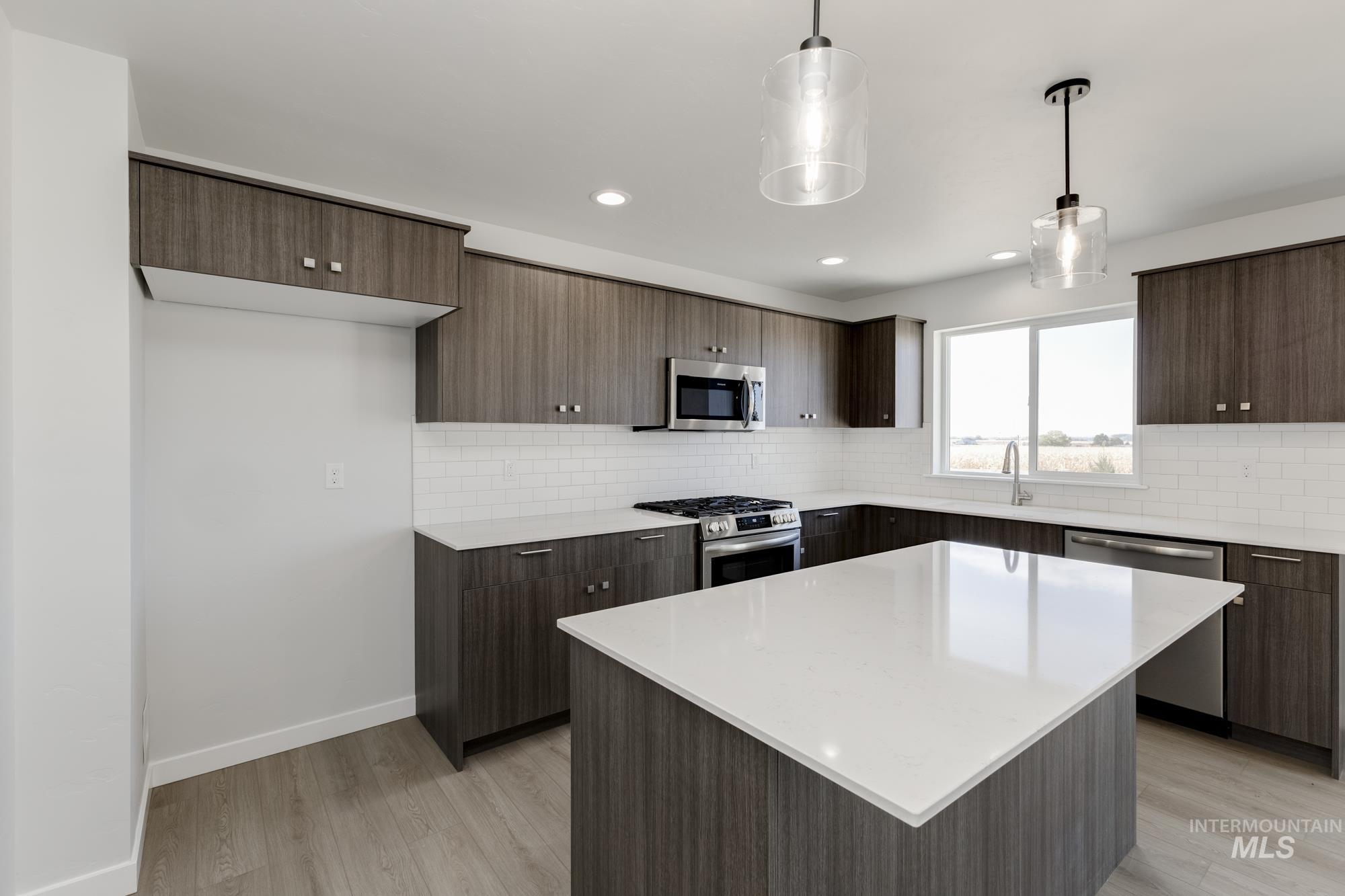 6985 S Old Farm Ave, Meridian, Idaho 83642, 5 Bedrooms, 3 Bathrooms, Residential For Sale, Price $521,990,MLS 98964560