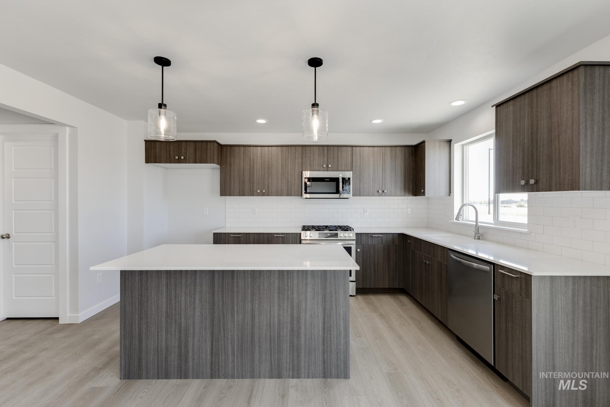 6985 S Old Farm Ave, Meridian, Idaho 83642, 5 Bedrooms, 3 Bathrooms, Residential For Sale, Price $521,990,MLS 98964560