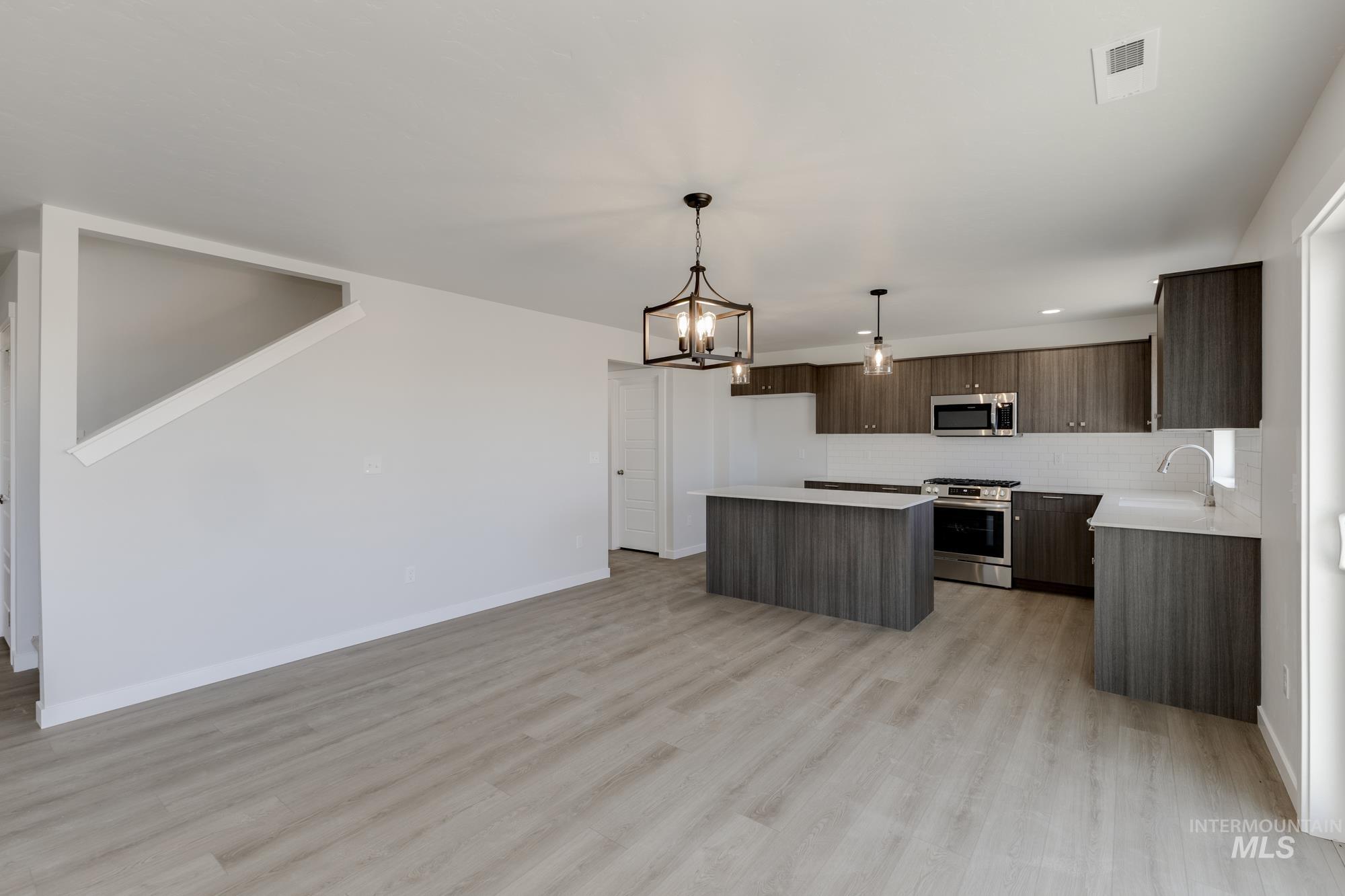 6985 S Old Farm Ave, Meridian, Idaho 83642, 5 Bedrooms, 3 Bathrooms, Residential For Sale, Price $521,990,MLS 98964560