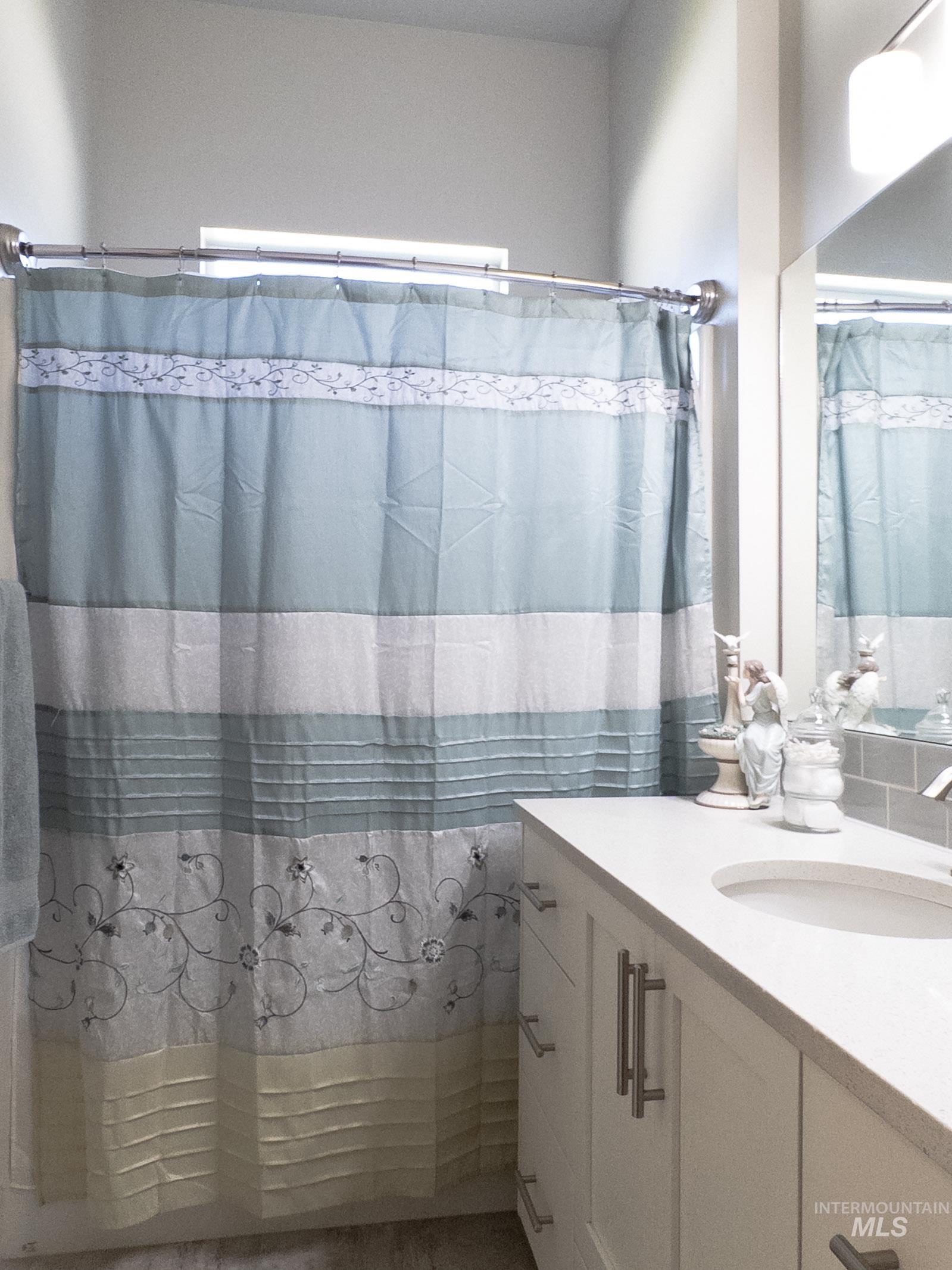 4577 N Comiso, Meridian, Idaho 83646, 4 Bedrooms, 2.5 Bathrooms, Residential For Sale, Price $675,000,MLS 98964569