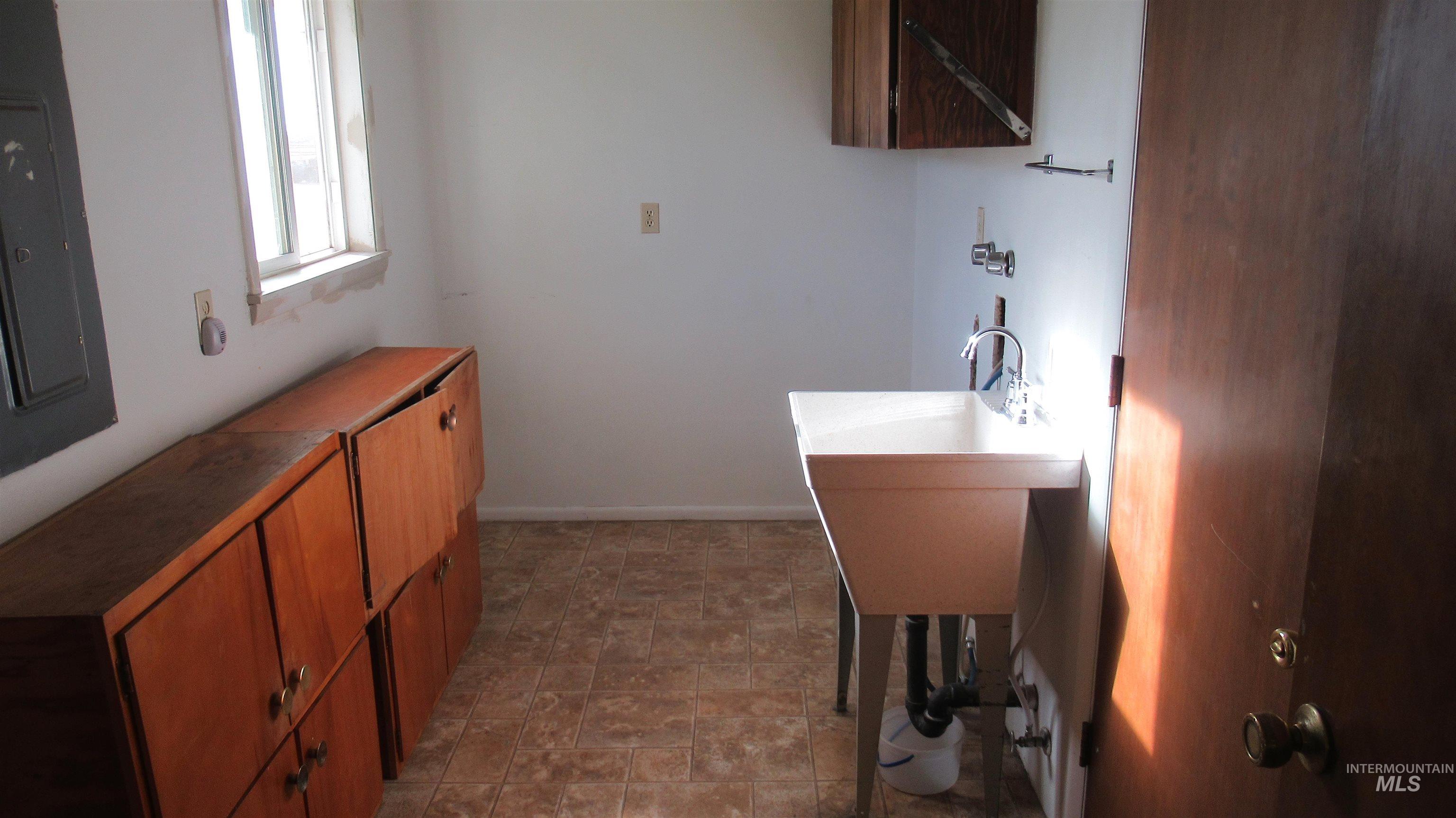 1317 SW 30 th Street, Ontario, Oregon 97914, 5 Bedrooms, 3 Bathrooms, Residential For Sale, Price $349,900,MLS 98964571