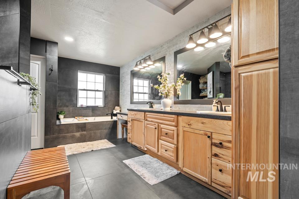 4535 SE 3rd Ave, New Plymouth, Idaho 83655, 4 Bedrooms, 3.5 Bathrooms, Residential For Sale, Price $1,110,000,MLS 98964575