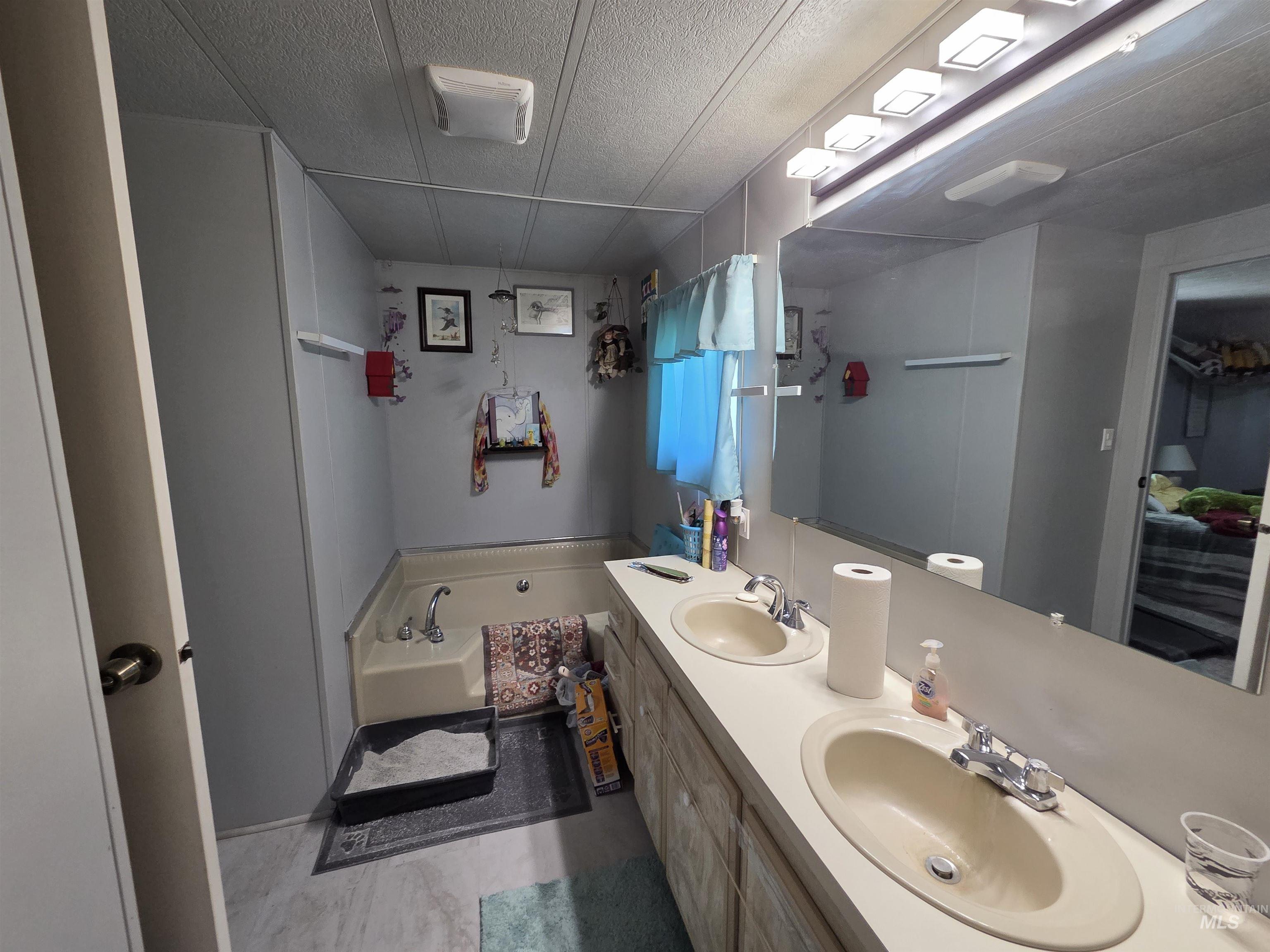 1610 S Midland Blvd, Nampa, Idaho 83686-2900, 3 Bedrooms, 2 Bathrooms, Residential For Sale, Price $349,900,MLS 98964608