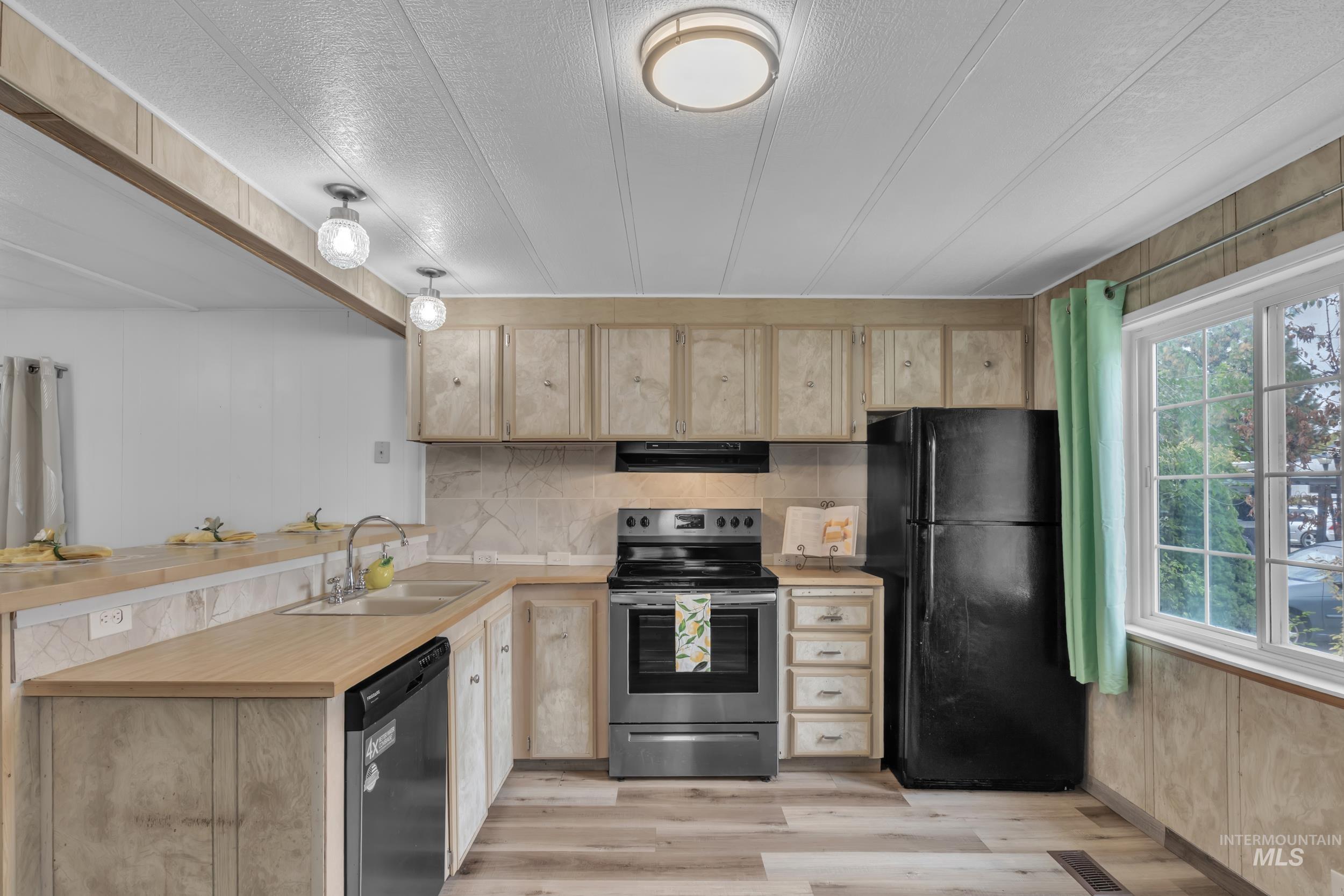 790 N Riviera Dr, Boise, Idaho 83703, 3 Bedrooms, 1.5 Bathrooms, Residential For Sale, Price $86,000,MLS 98964732