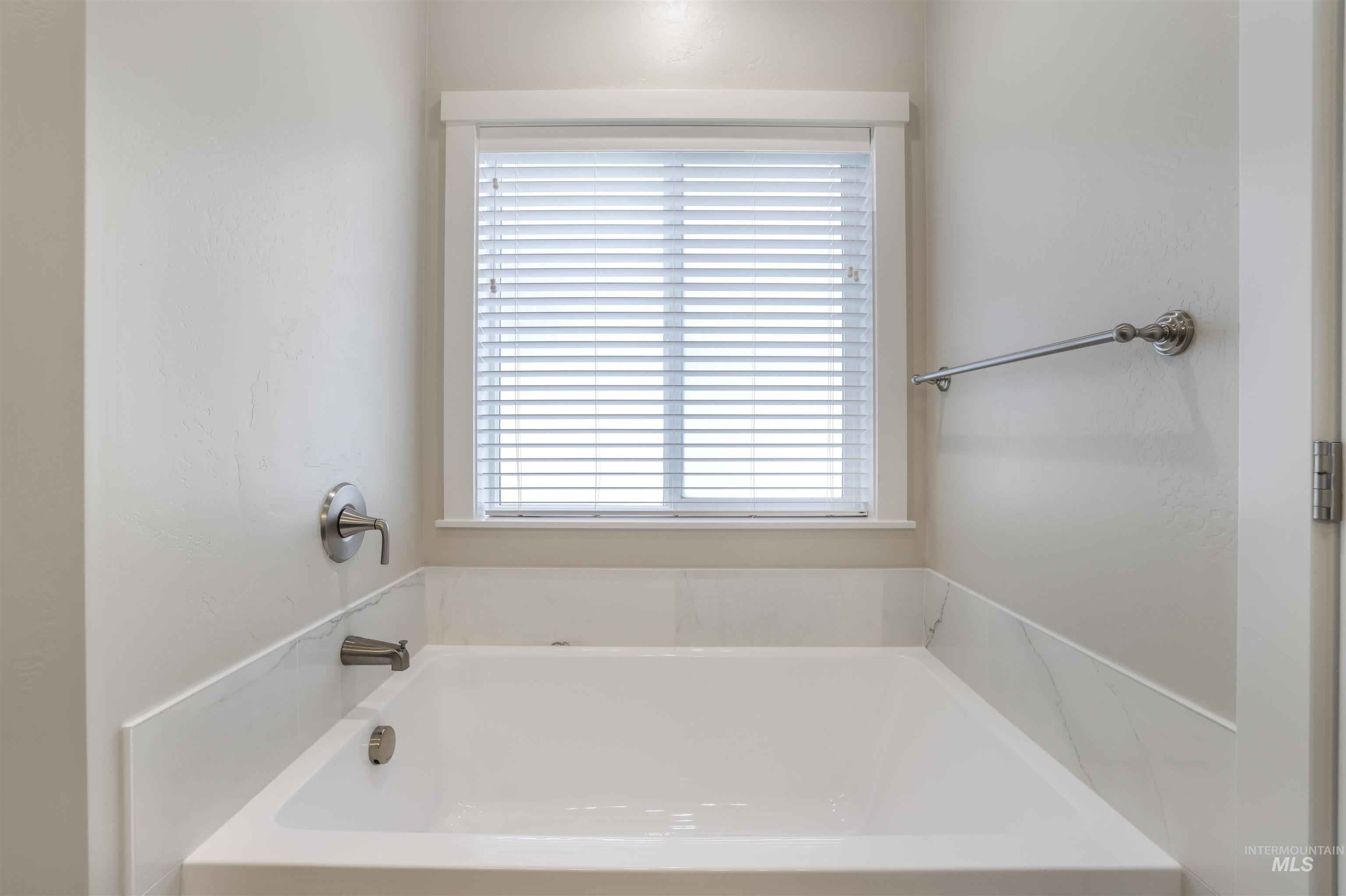 1512 Bird Farm Dr., Jerome, Idaho 83338, 3 Bedrooms, 3 Bathrooms, Residential For Sale, Price $429,000,MLS 98964737