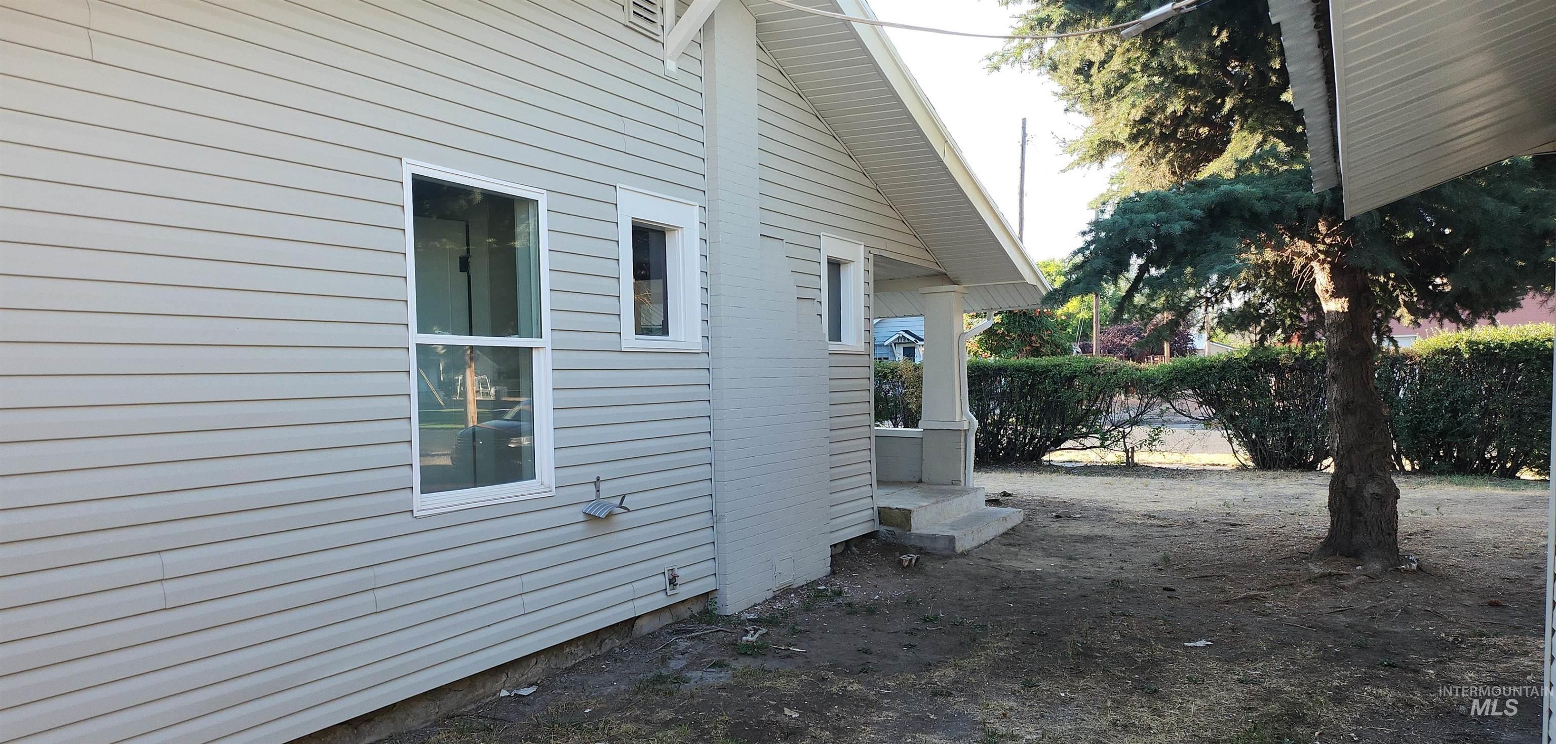 1123 9th Ave. East, Twin Falls, Idaho 83301, 2 Bedrooms, 1 Bathroom, Residential For Sale, Price $229,000,MLS 98964801