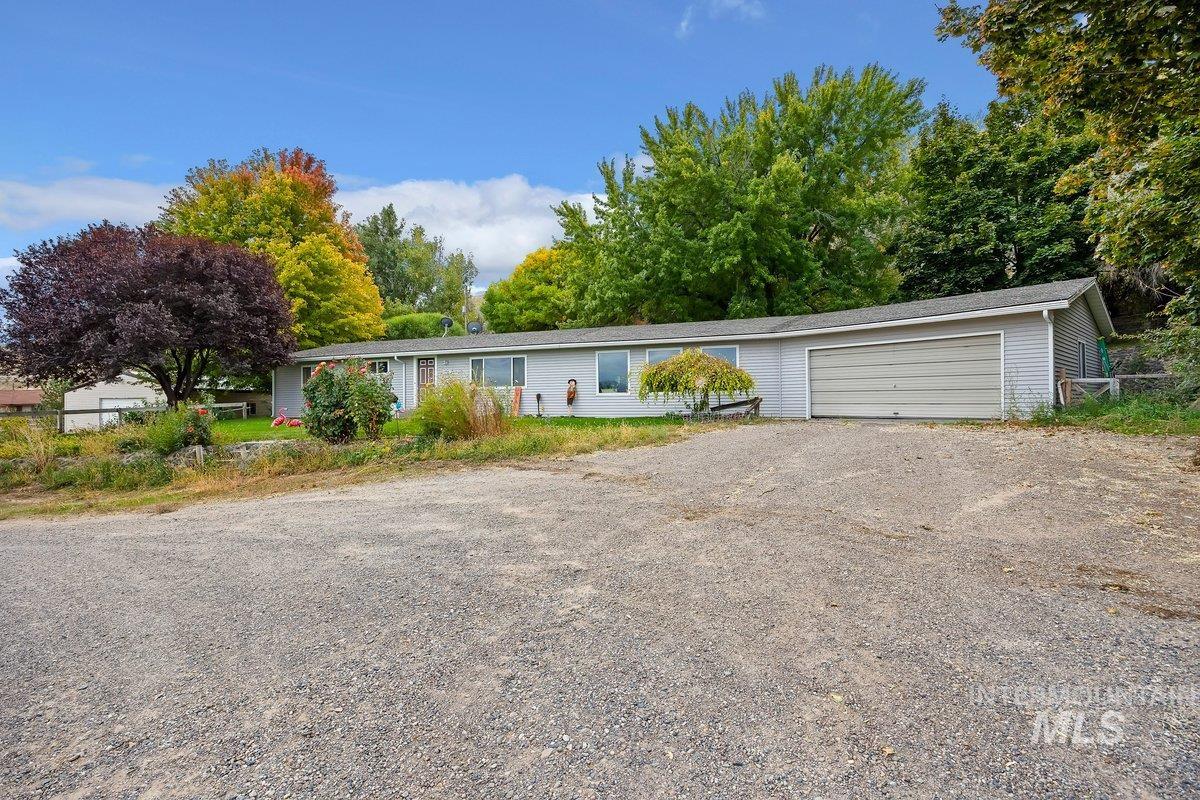 598 N Gray, King Hill, Idaho 83633, 3 Bedrooms, 1.5 Bathrooms, Residential For Sale, Price $380,000,MLS 98964858