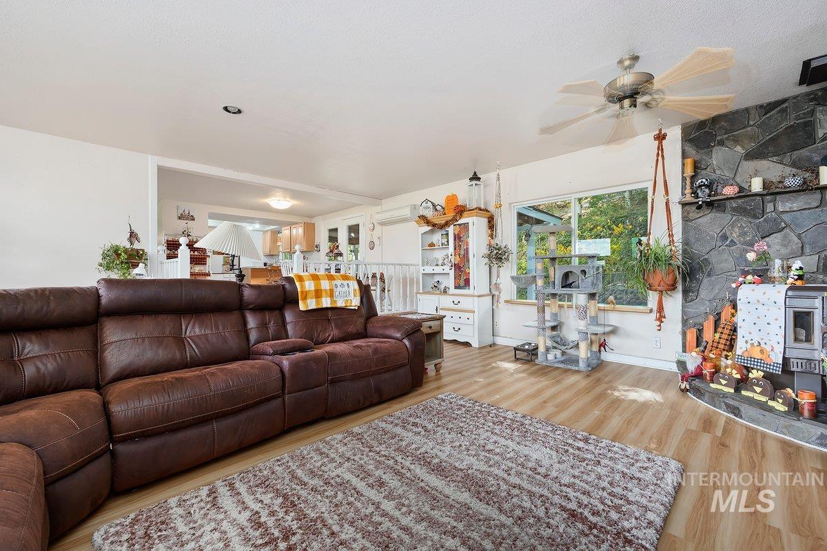 598 N Gray, King Hill, Idaho 83633, 3 Bedrooms, 1.5 Bathrooms, Residential For Sale, Price $380,000,MLS 98964858