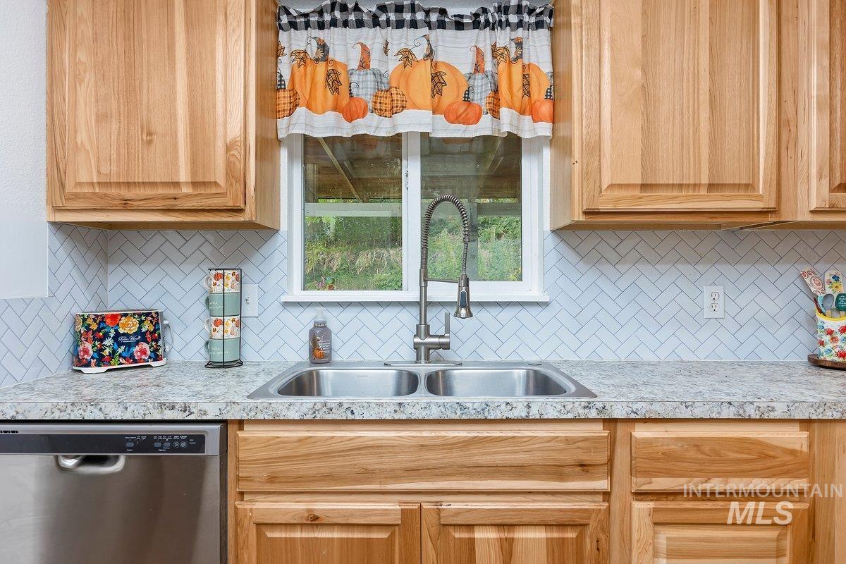 598 N Gray, King Hill, Idaho 83633, 3 Bedrooms, 1.5 Bathrooms, Residential For Sale, Price $380,000,MLS 98964858