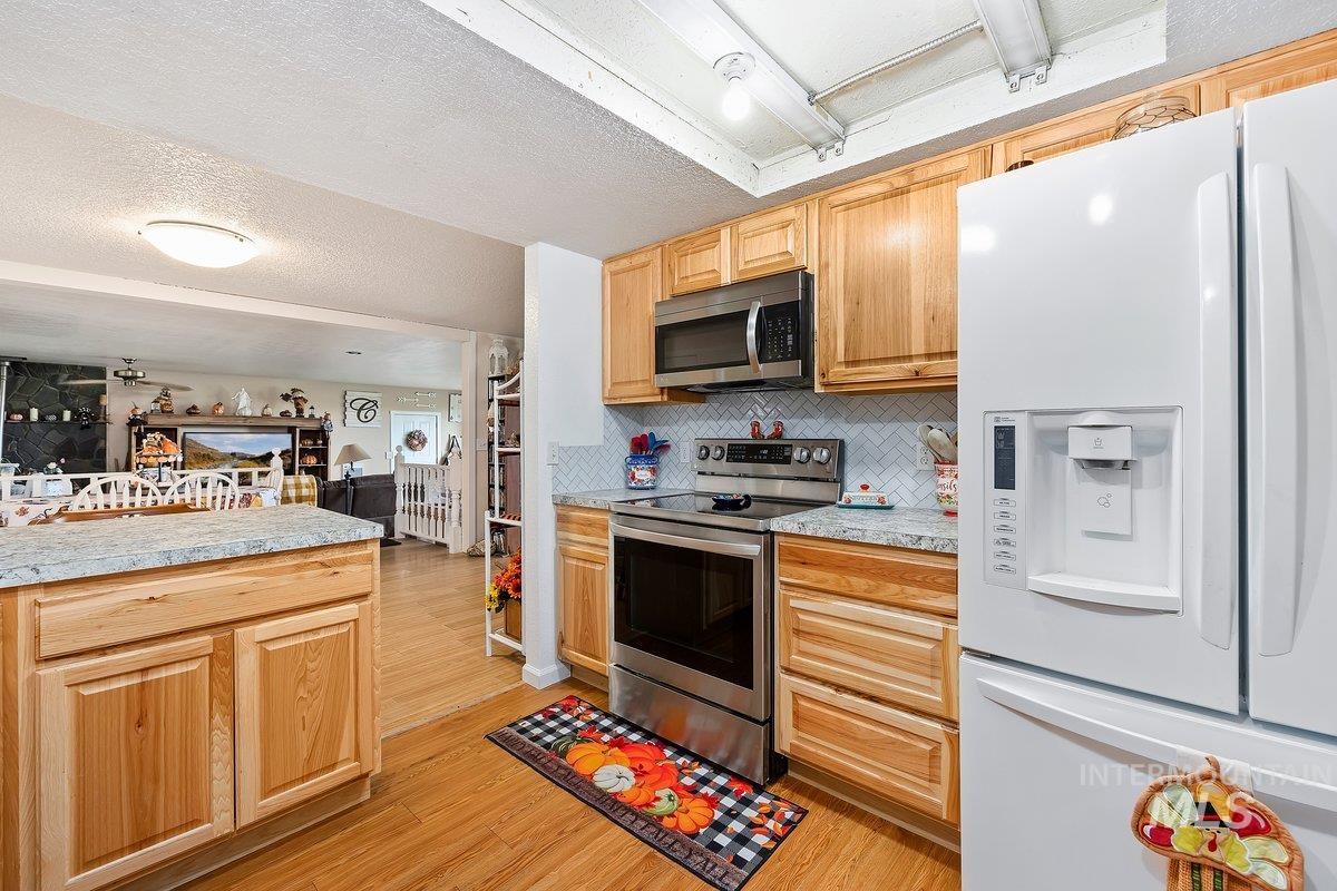 598 N Gray, King Hill, Idaho 83633, 3 Bedrooms, 1.5 Bathrooms, Residential For Sale, Price $380,000,MLS 98964858