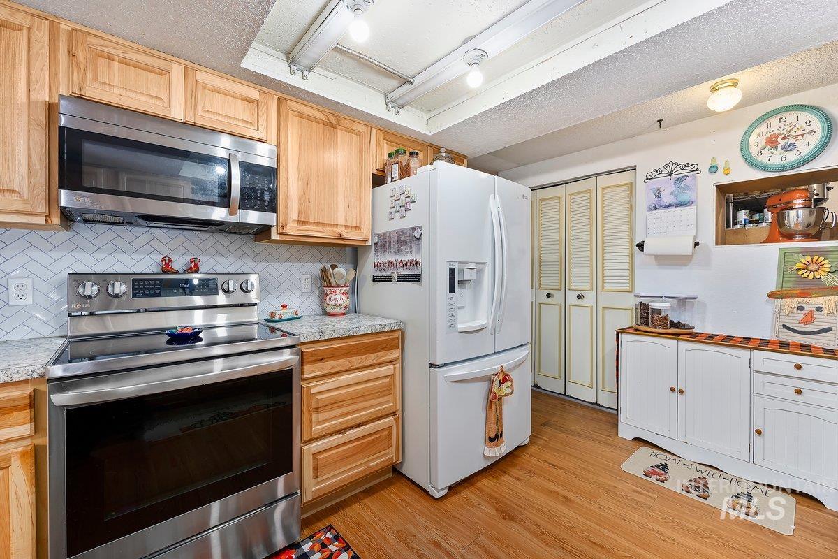 598 N Gray, King Hill, Idaho 83633, 3 Bedrooms, 1.5 Bathrooms, Residential For Sale, Price $380,000,MLS 98964858