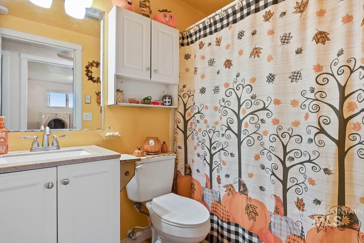 598 N Gray, King Hill, Idaho 83633, 3 Bedrooms, 1.5 Bathrooms, Residential For Sale, Price $380,000,MLS 98964858