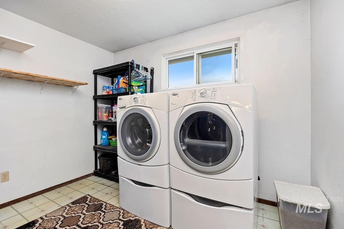 598 N Gray, King Hill, Idaho 83633, 3 Bedrooms, 1.5 Bathrooms, Residential For Sale, Price $380,000,MLS 98964858