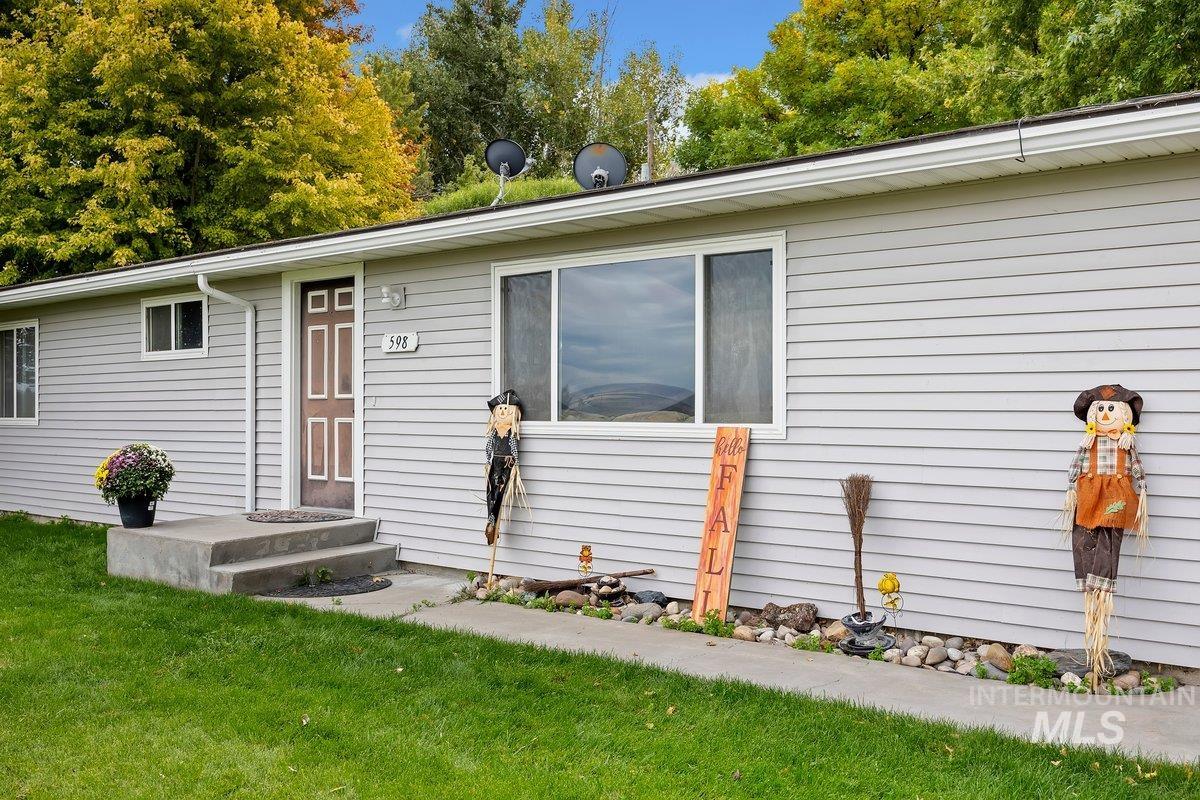 598 N Gray, King Hill, Idaho 83633, 3 Bedrooms, 1.5 Bathrooms, Residential For Sale, Price $380,000,MLS 98964858