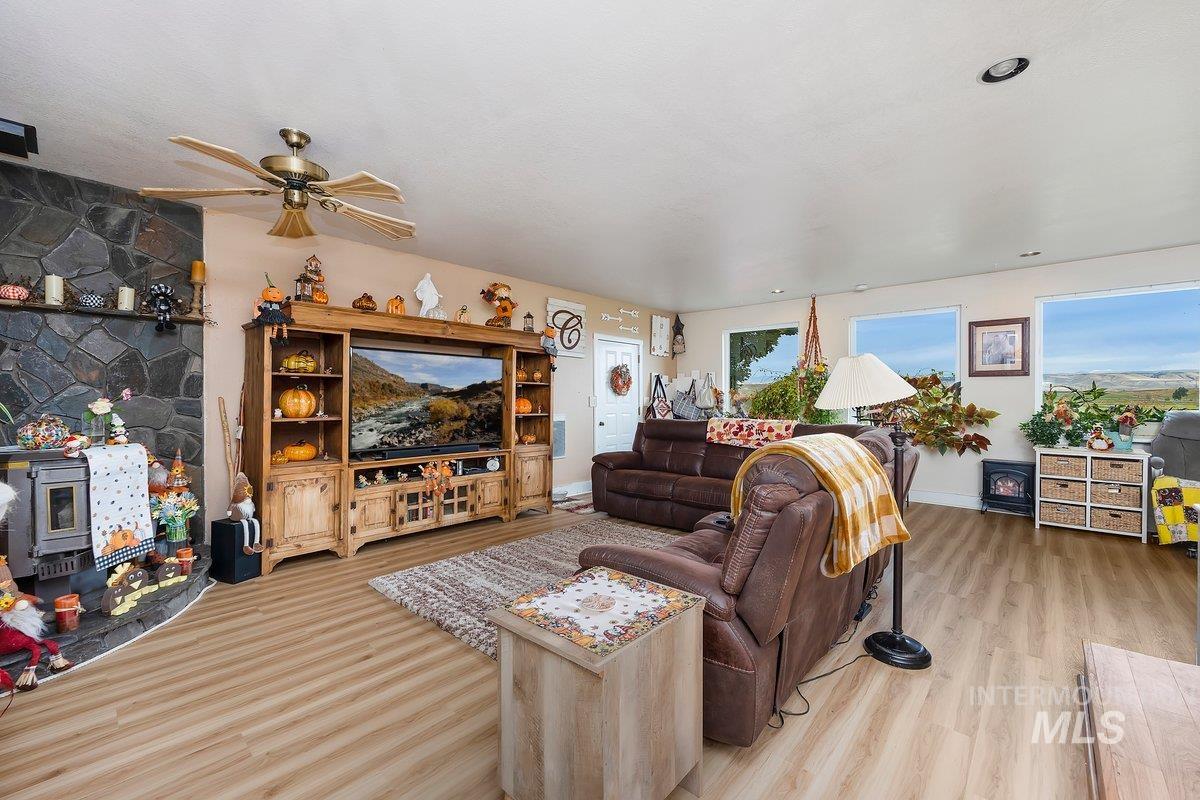 598 N Gray, King Hill, Idaho 83633, 3 Bedrooms, 1.5 Bathrooms, Residential For Sale, Price $380,000,MLS 98964858