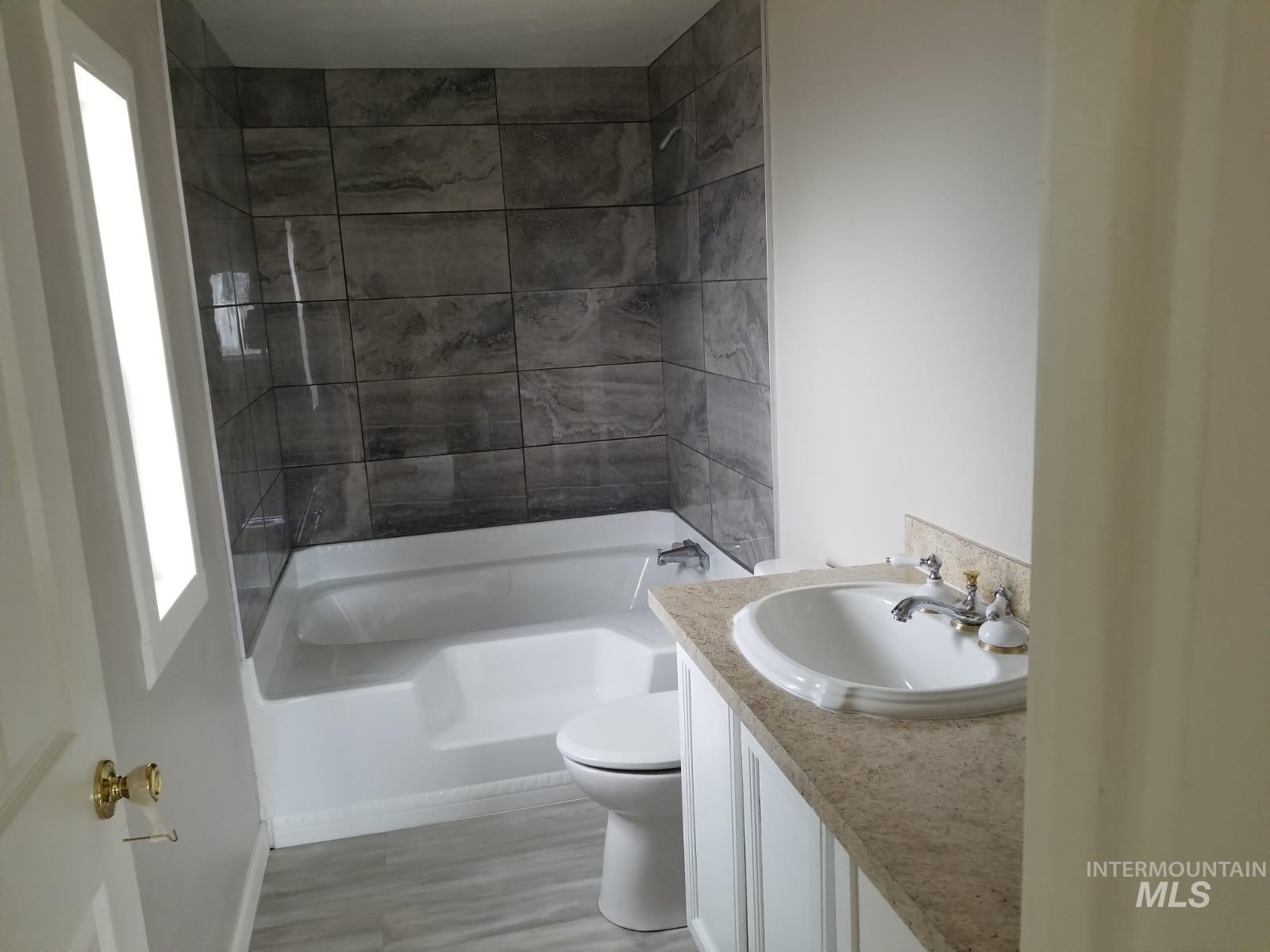 406 S Roswell, Parma, Idaho 83660, 4 Bedrooms, 2.5 Bathrooms, Residential For Sale, Price $299,900,MLS 98964930