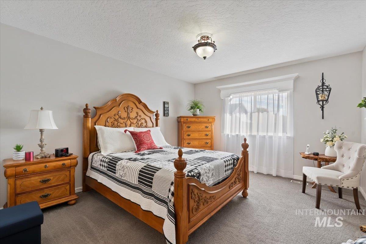 1031 W Gold Street, Kuna, Idaho 83634, 3 Bedrooms, 2 Bathrooms, Residential For Sale, Price $384,000,MLS 98964970