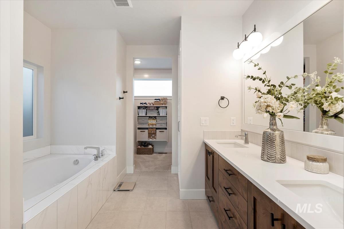 8416 W Meltwater Ln, Eagle, Idaho 83616, 3 Bedrooms, 2 Bathrooms, Residential For Sale, Price $599,990,MLS 98964971