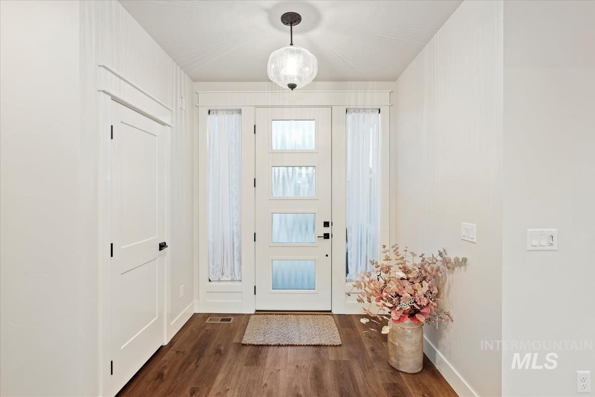 8416 W Meltwater Ln, Eagle, Idaho 83616, 3 Bedrooms, 2 Bathrooms, Residential For Sale, Price $599,990,MLS 98964971