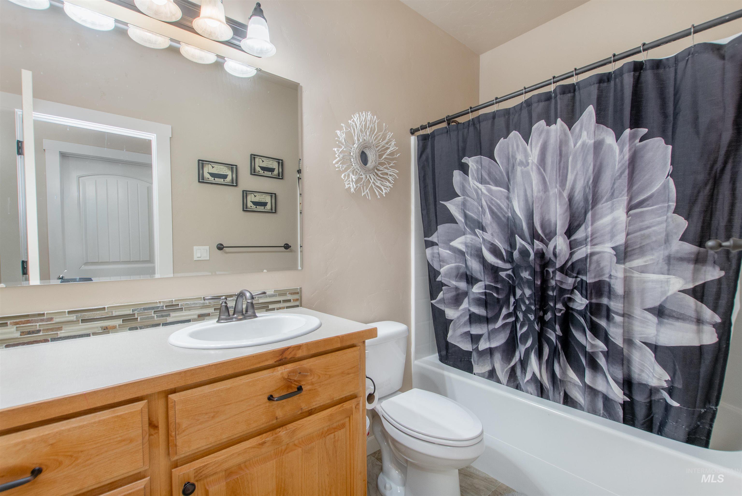 5010 S Lava Springs Loop, Nampa, Idaho 83686, 3 Bedrooms, 2 Bathrooms, Residential For Sale, Price $415,000, 98965046