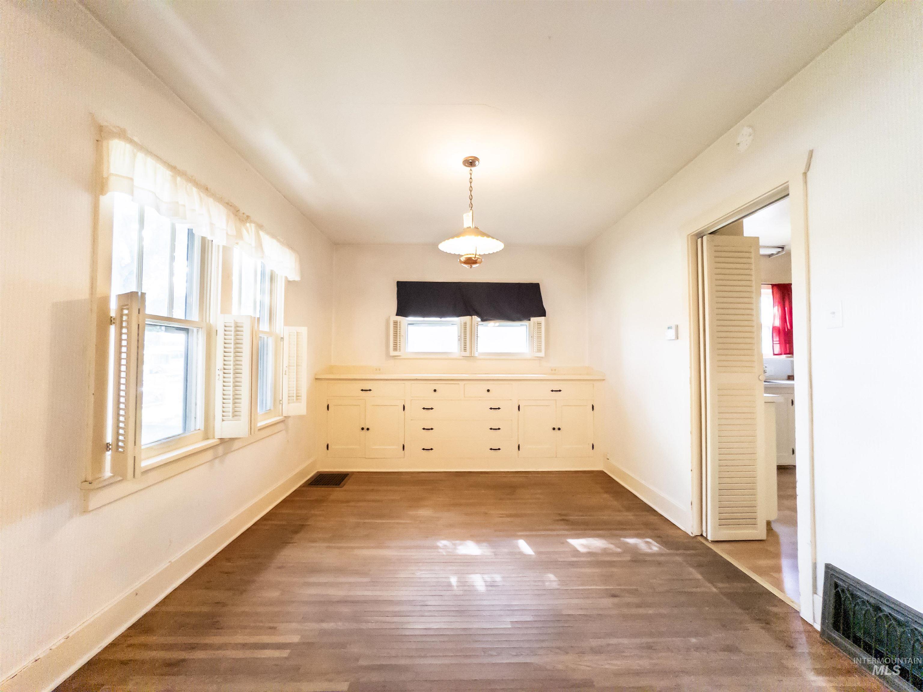 1922 Everett St, Caldwell, Idaho 83605, 6 Bedrooms, 2 Bathrooms, Residential For Sale, Price $429,900,MLS 98965091