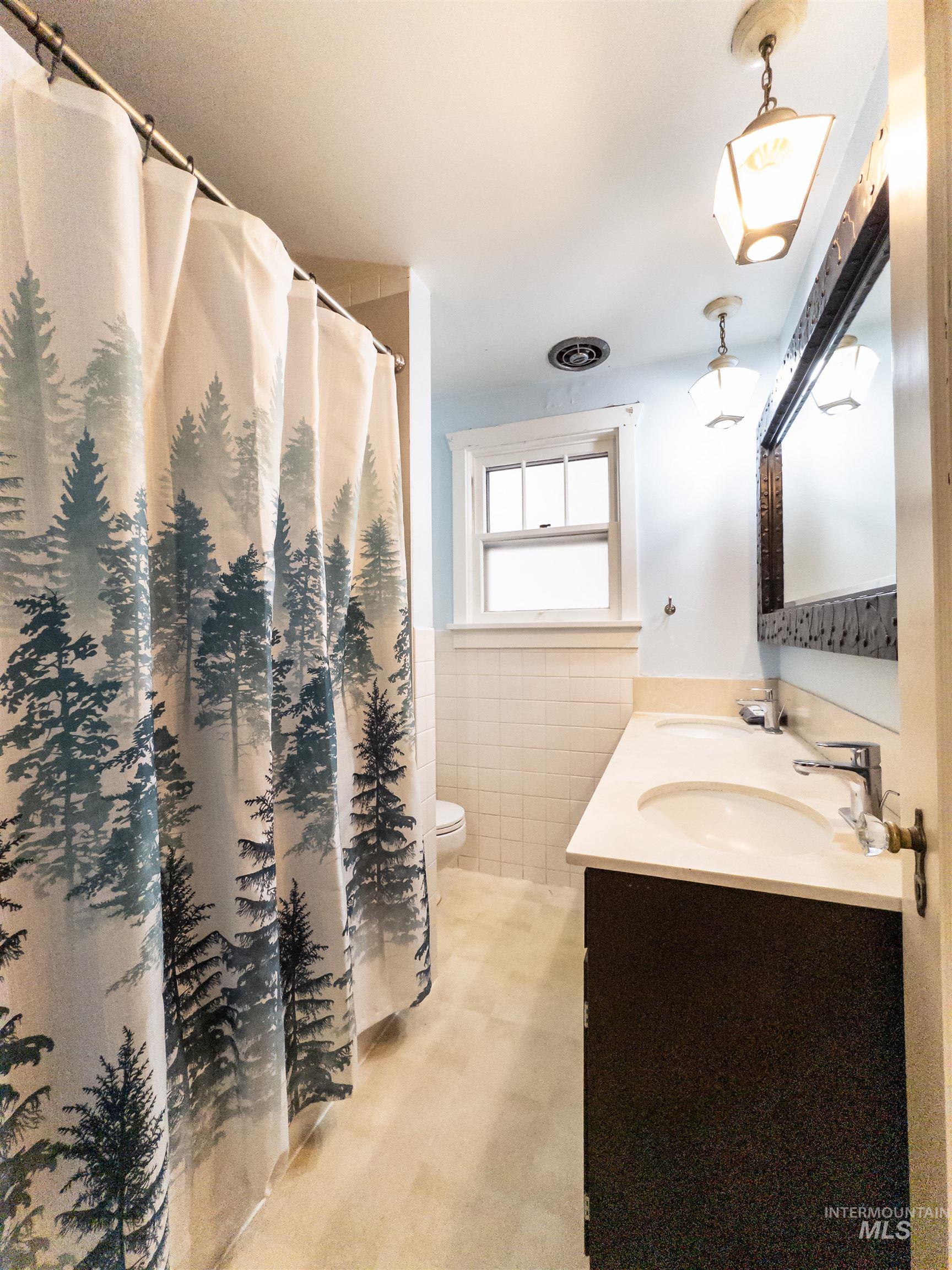 1922 Everett St, Caldwell, Idaho 83605, 6 Bedrooms, 2 Bathrooms, Residential For Sale, Price $429,900,MLS 98965091