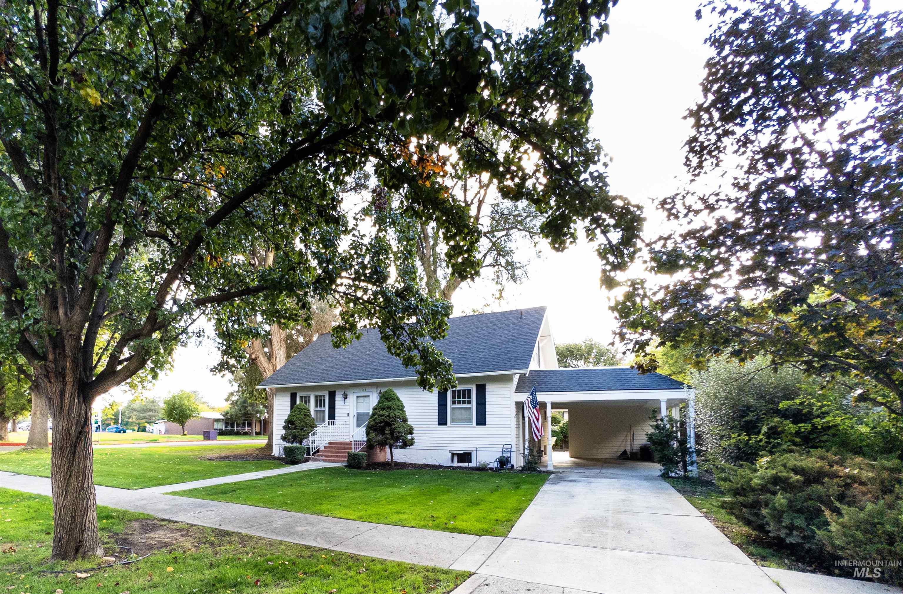 1922 Everett St, Caldwell, Idaho 83605, 6 Bedrooms, 2 Bathrooms, Residential For Sale, Price $429,900,MLS 98965091