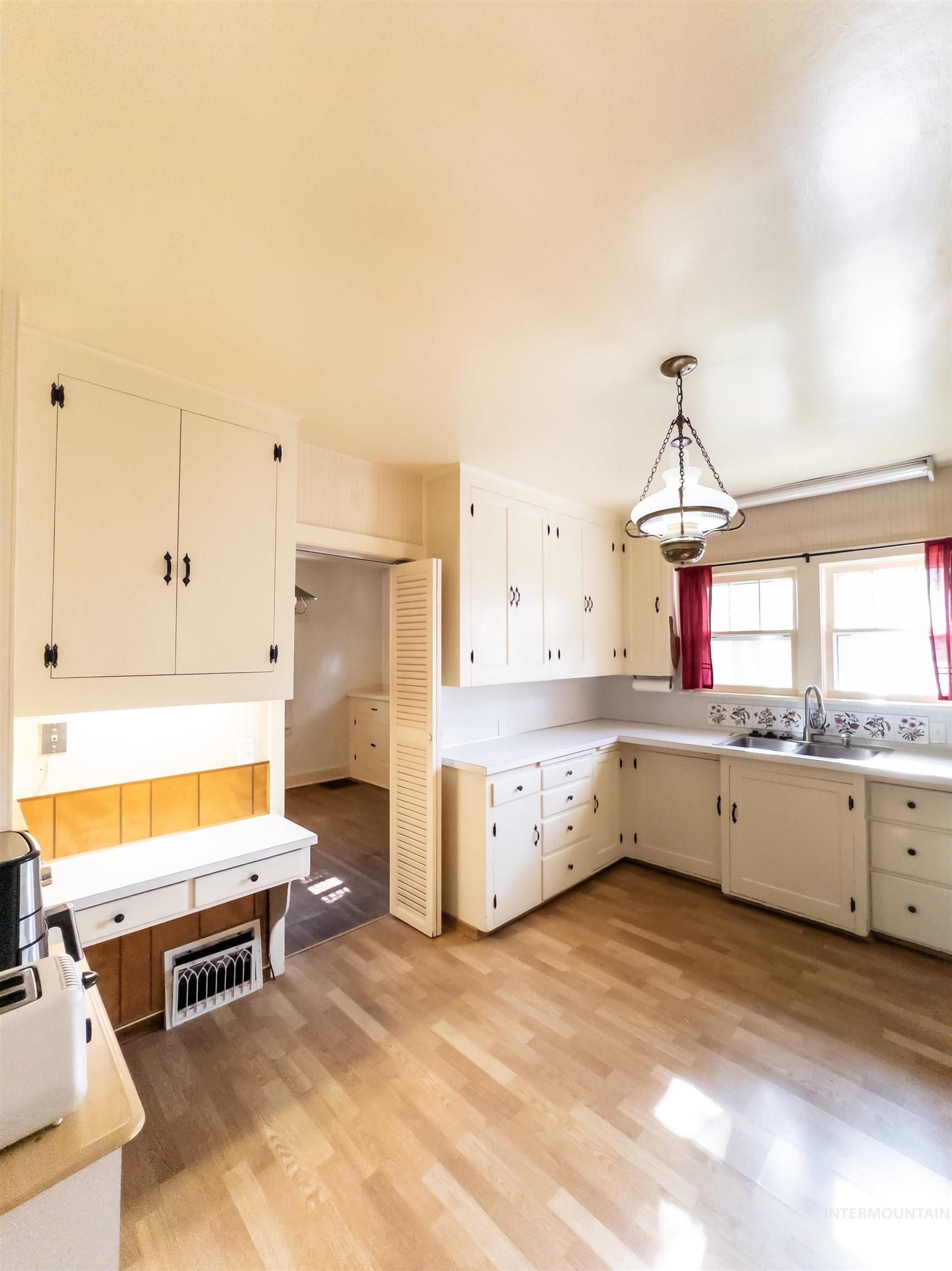 1922 Everett St, Caldwell, Idaho 83605, 6 Bedrooms, 2 Bathrooms, Residential For Sale, Price $429,900,MLS 98965091