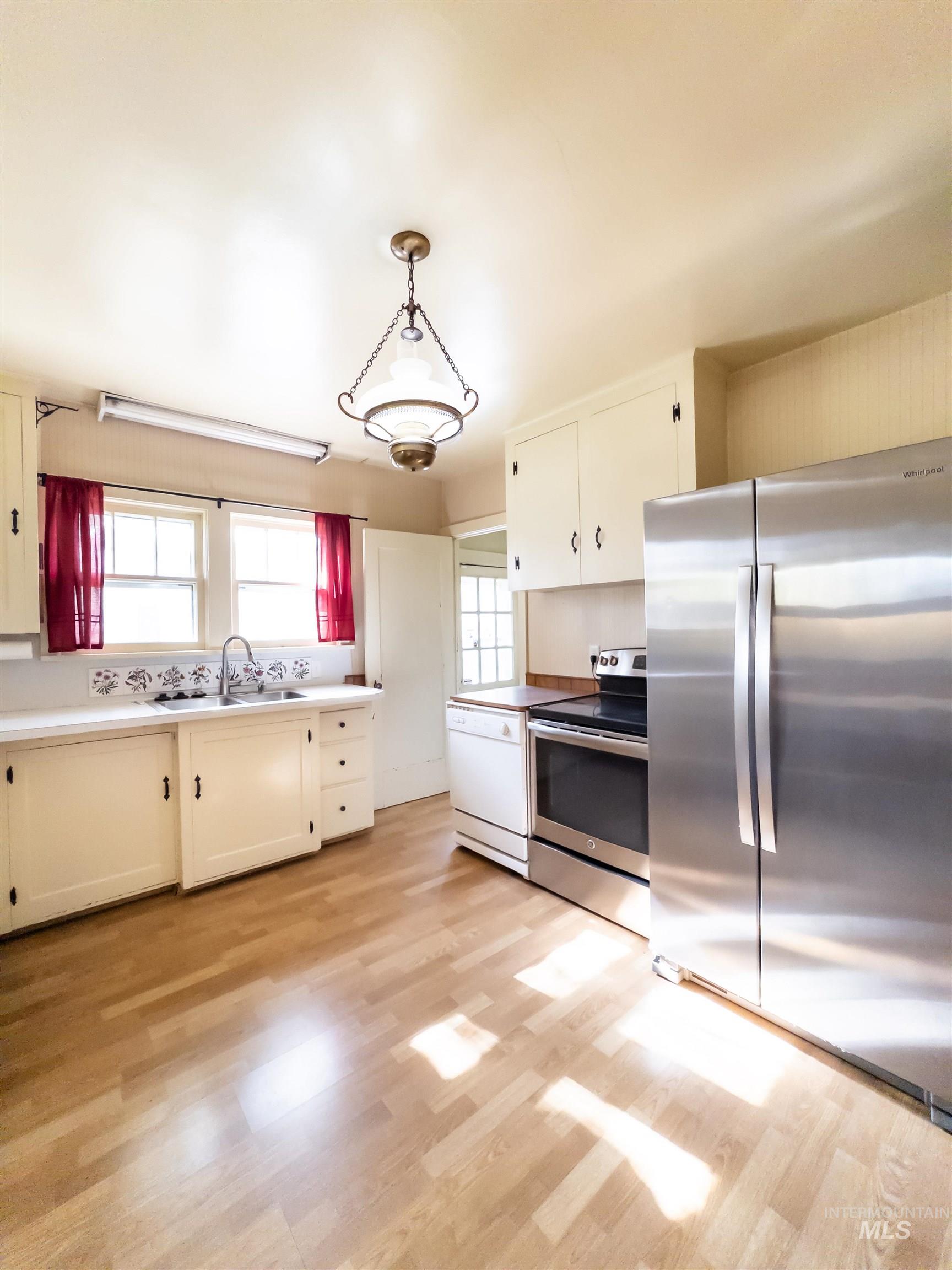 1922 Everett St, Caldwell, Idaho 83605, 6 Bedrooms, 2 Bathrooms, Residential For Sale, Price $429,900,MLS 98965091