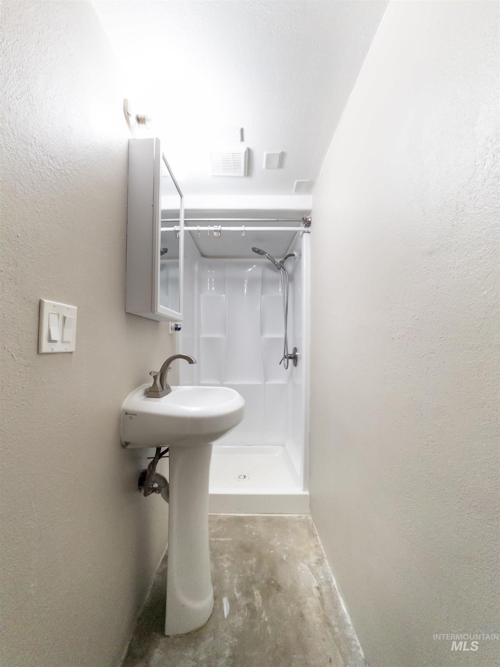 1922 Everett St, Caldwell, Idaho 83605, 6 Bedrooms, 2 Bathrooms, Residential For Sale, Price $429,900,MLS 98965091