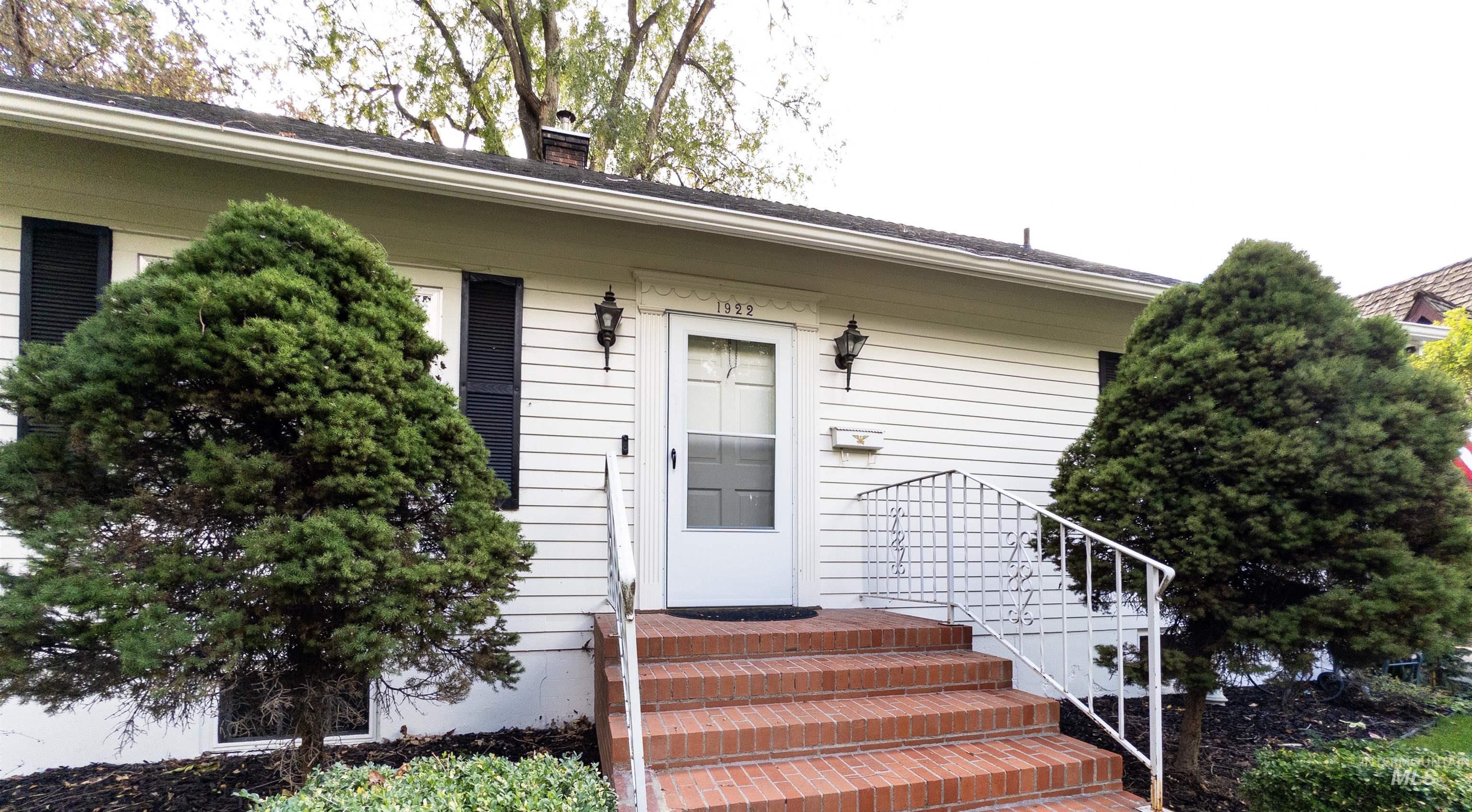 1922 Everett St, Caldwell, Idaho 83605, 6 Bedrooms, 2 Bathrooms, Residential For Sale, Price $429,900,MLS 98965091