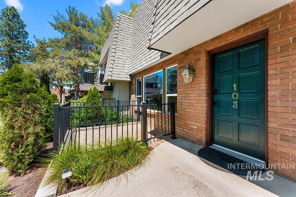 103 W Braemere Rd, Boise, Idaho 83702, 2 Bedrooms, 2 Bathrooms, Residential For Sale, Price $520,000,MLS 98965205