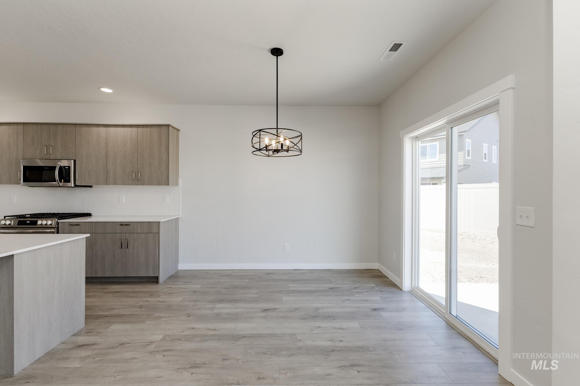 2465 N Silver Wolf Ave, Star, Idaho 83669, 4 Bedrooms, 2.5 Bathrooms, Residential For Sale, Price $484,990,MLS 98965244