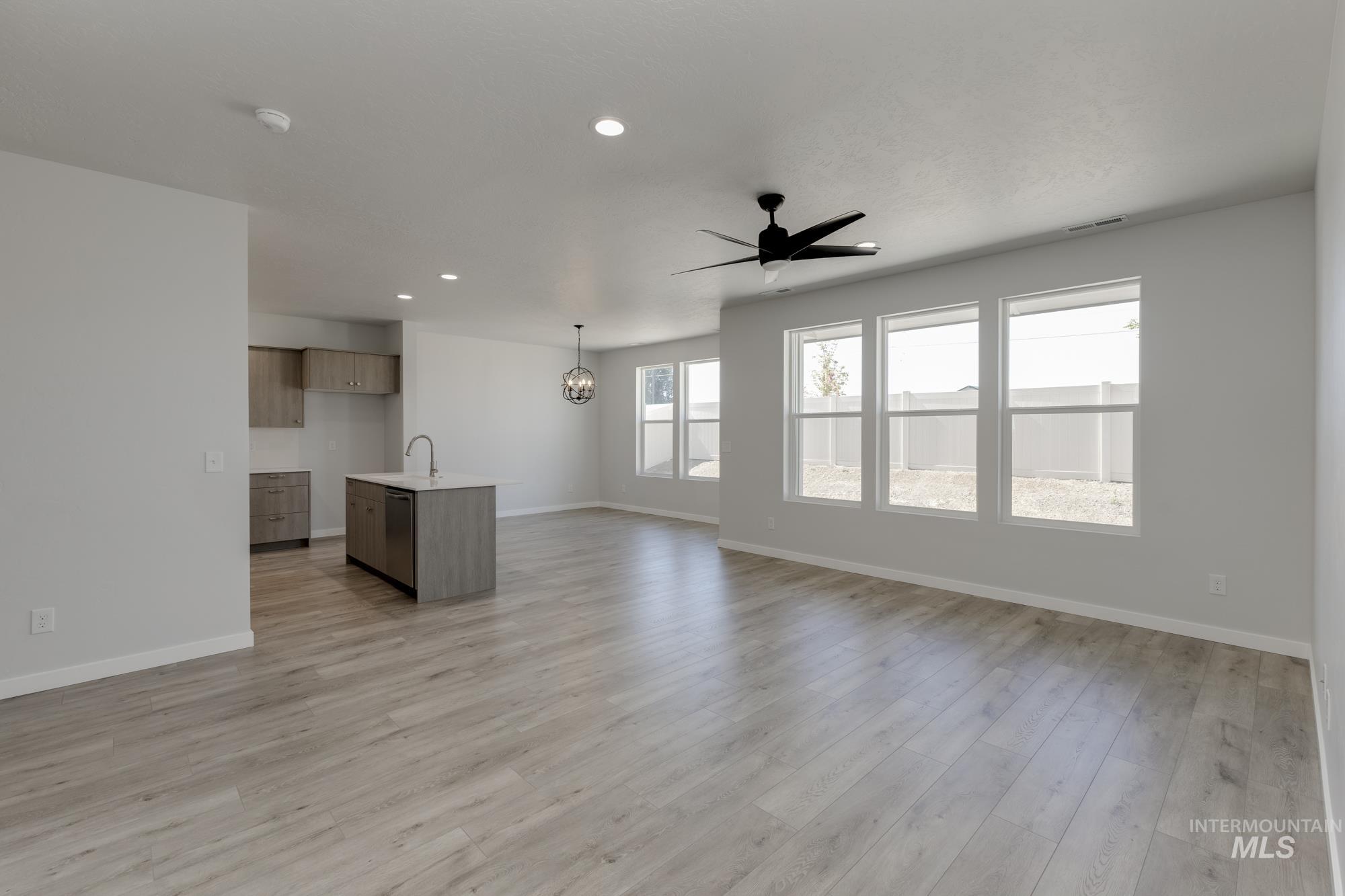 1086 Woods Bog Ct, Middleton, Idaho 83644, 4 Bedrooms, 2 Bathrooms, Residential For Sale, Price $487,990, 98965262