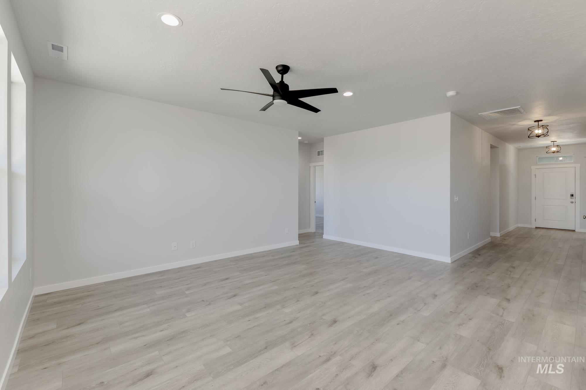 1086 Woods Bog Ct, Middleton, Idaho 83644, 4 Bedrooms, 2 Bathrooms, Residential For Sale, Price $489,990,MLS 98965262