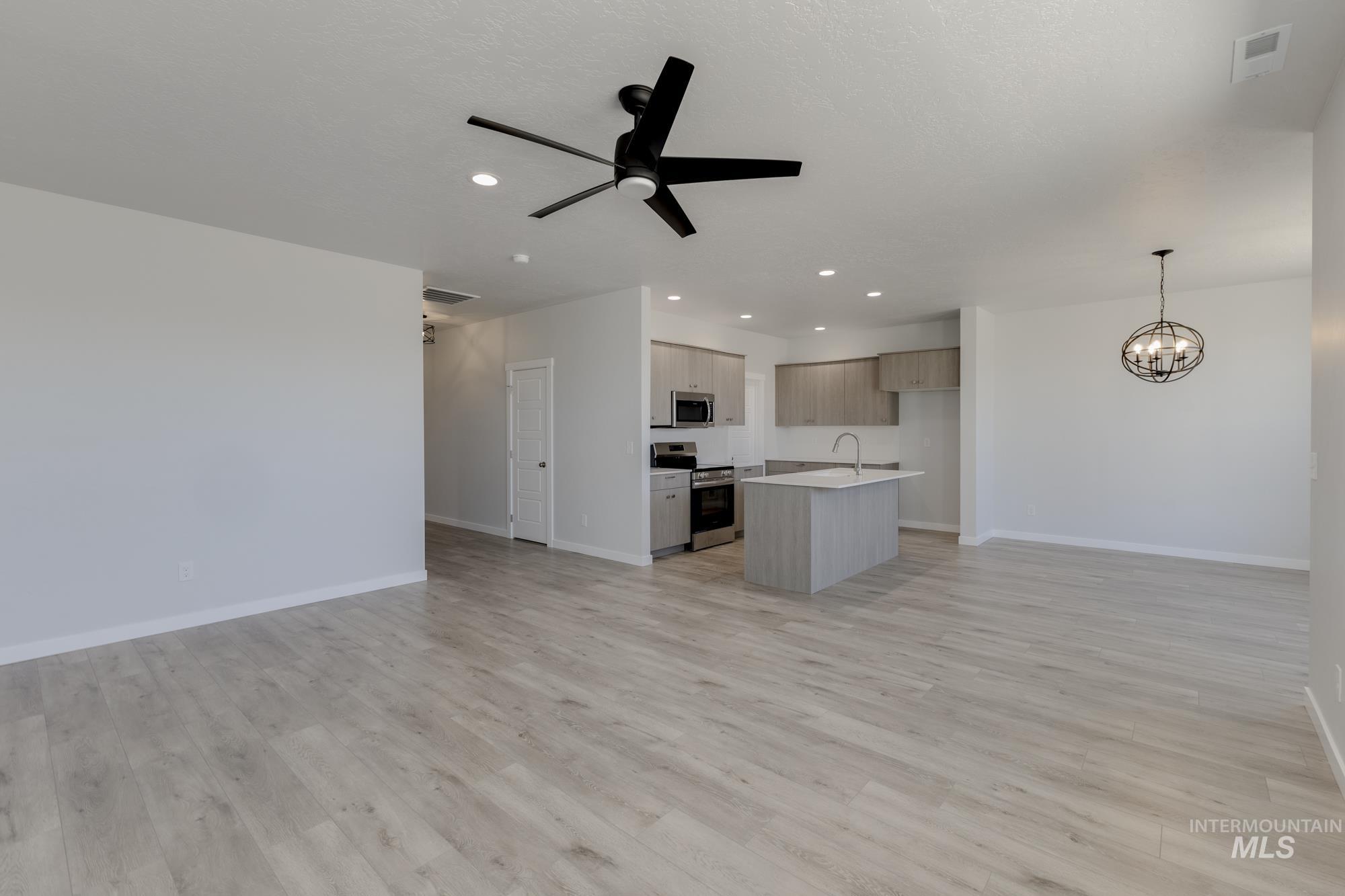 1086 Woods Bog Ct, Middleton, Idaho 83644, 4 Bedrooms, 2 Bathrooms, Residential For Sale, Price $487,990, 98965262