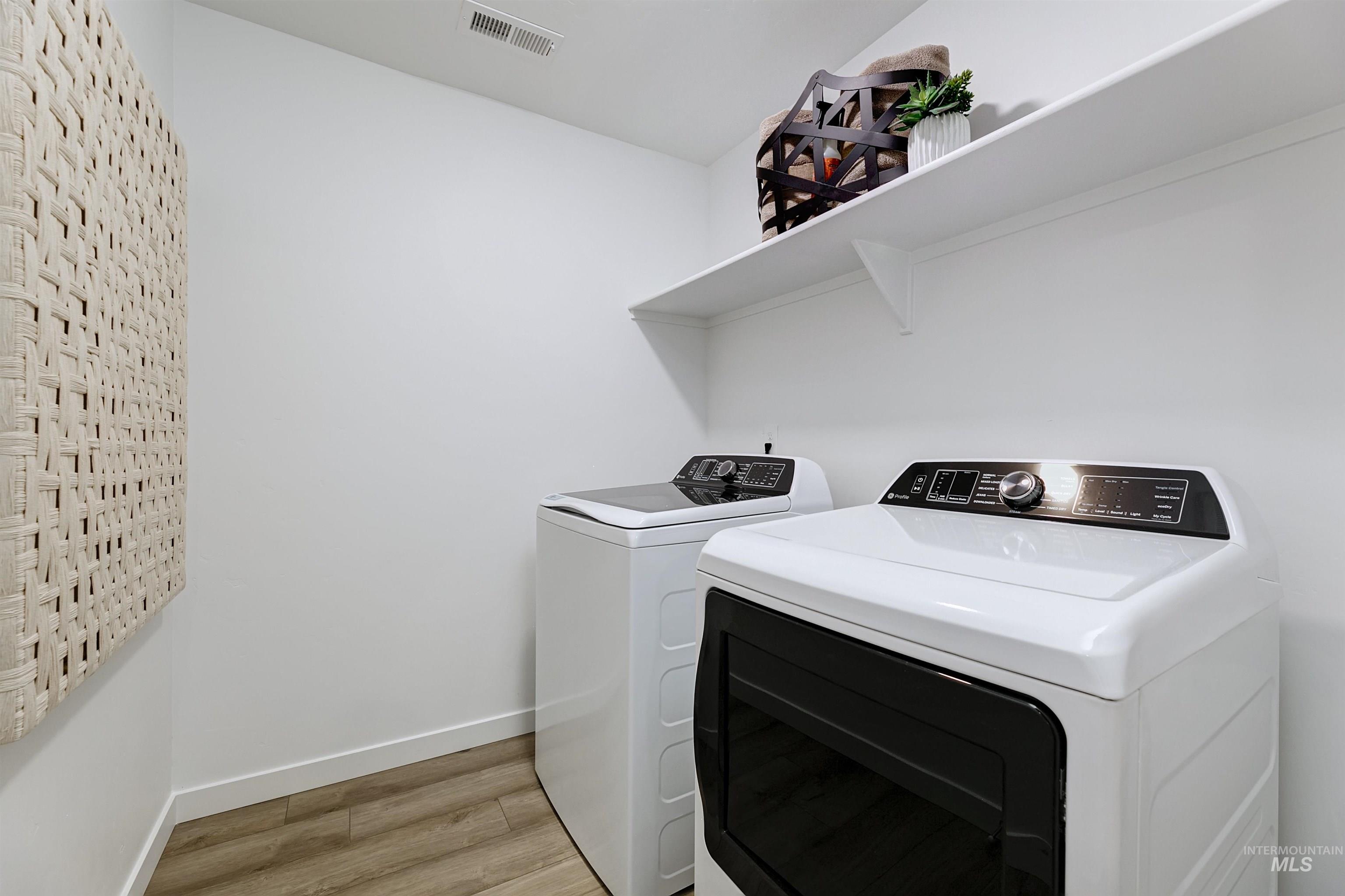 4111 W Steel Grey Ln, Eagle, Idaho 83616, 3 Bedrooms, 2.5 Bathrooms, Residential For Sale, Price $399,900,MLS 98965277