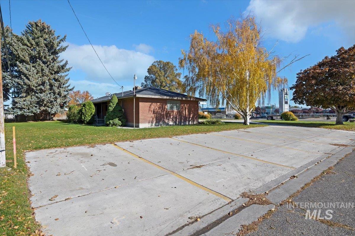 View of front of property featuring a front yard